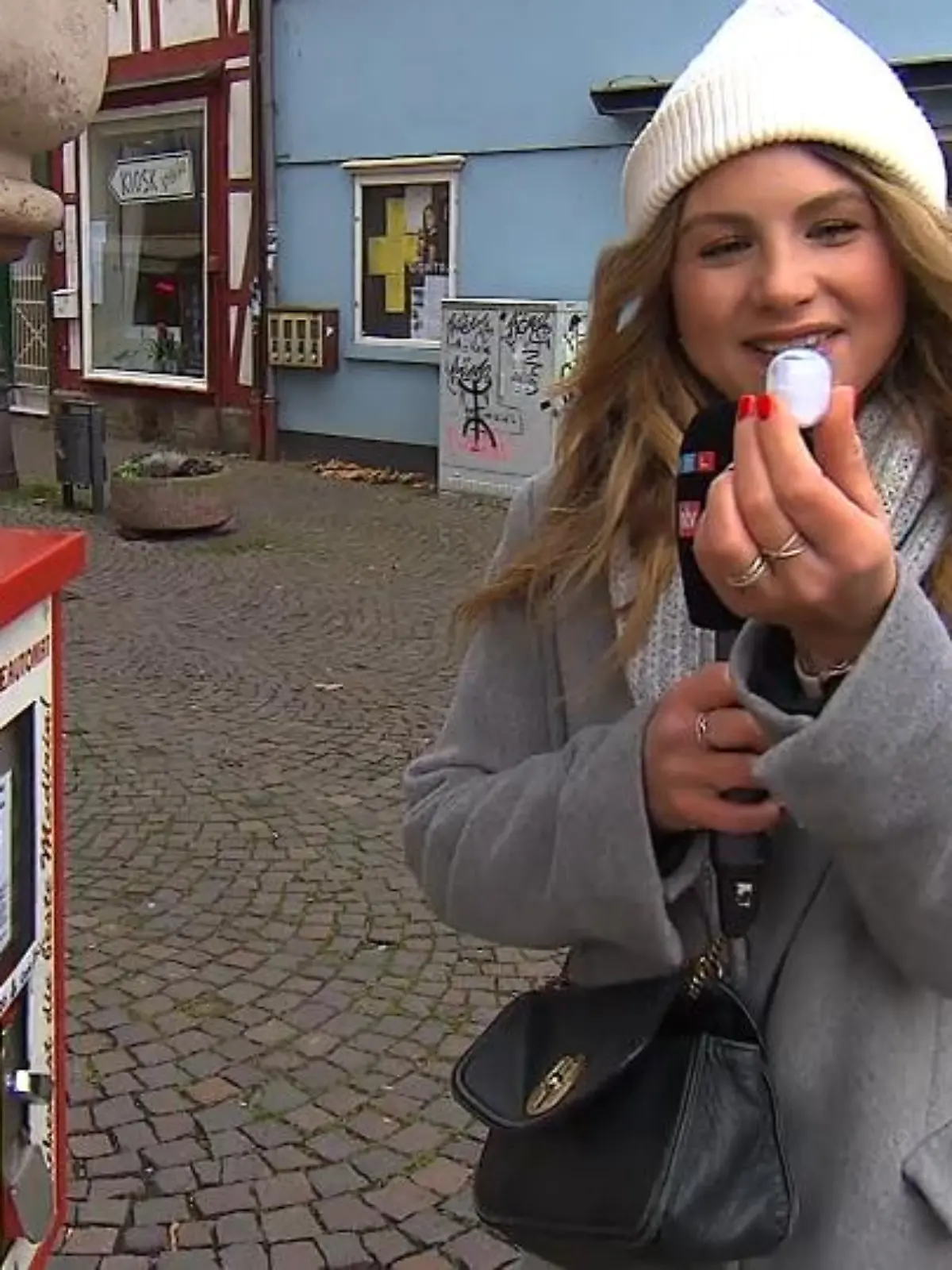 Eine Idee, die naheliegender nicht sein könnte: Ausgerechnet die nordhessische Stadt „Witzenhausen“ möchte sich gerne zur selbsternannten Witzehauptstadt der Welt küren und hat sich dafür etwas Besonderes einfallen lassen: Auf dem Marktplatz gibt es nun einen „Witzeautomaten“ an dem man sich auf Papier gebrachte Brüller für 20 Cent das Stück ziehen kann. Aufgestellt hat den übrigens – wie sollte es auch anders sein – der „Witzehauptstadt Witzenhausen e.V“. Ja, den gibt es wirklich!