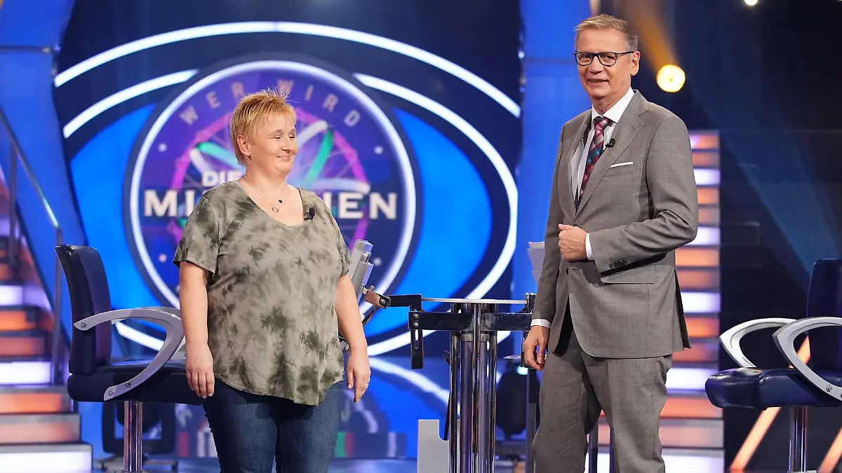 Achtung! Sperrfrist für alle Medien bis Mo., 03.01.2022, 22:15 Uhr!
Moderator Günther Jauch mit Anja Beyer aus Lampertheim
Die Verwendung des sendungsbezogenen Materials ist nur mit dem Hinweis und Verlinkung auf RTL+ gestattet.