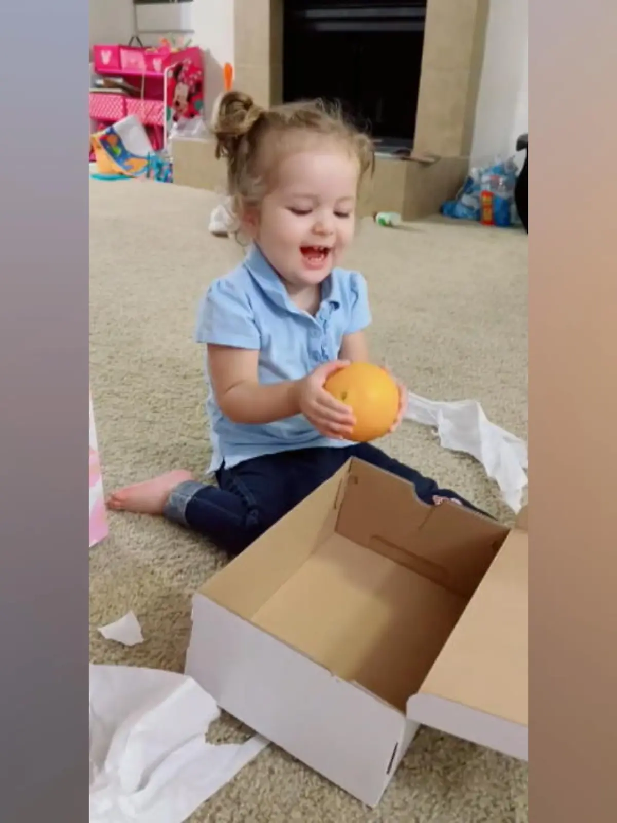 Eigentlich sollte es ein Scherz sein – doch der von ihren Eltern in Geschenkpapier verpackte Brokkoli machte einem Mädchen eine Riesenfreude. Das Video ging durch die ganze Welt, doch es scheint nicht der erste Versuch witziger Eltern zu sein, die ihren Kids mit verpacktem Obst und Gemüse einen kleinen Streich spielen wollten - sehen Sie selbst.