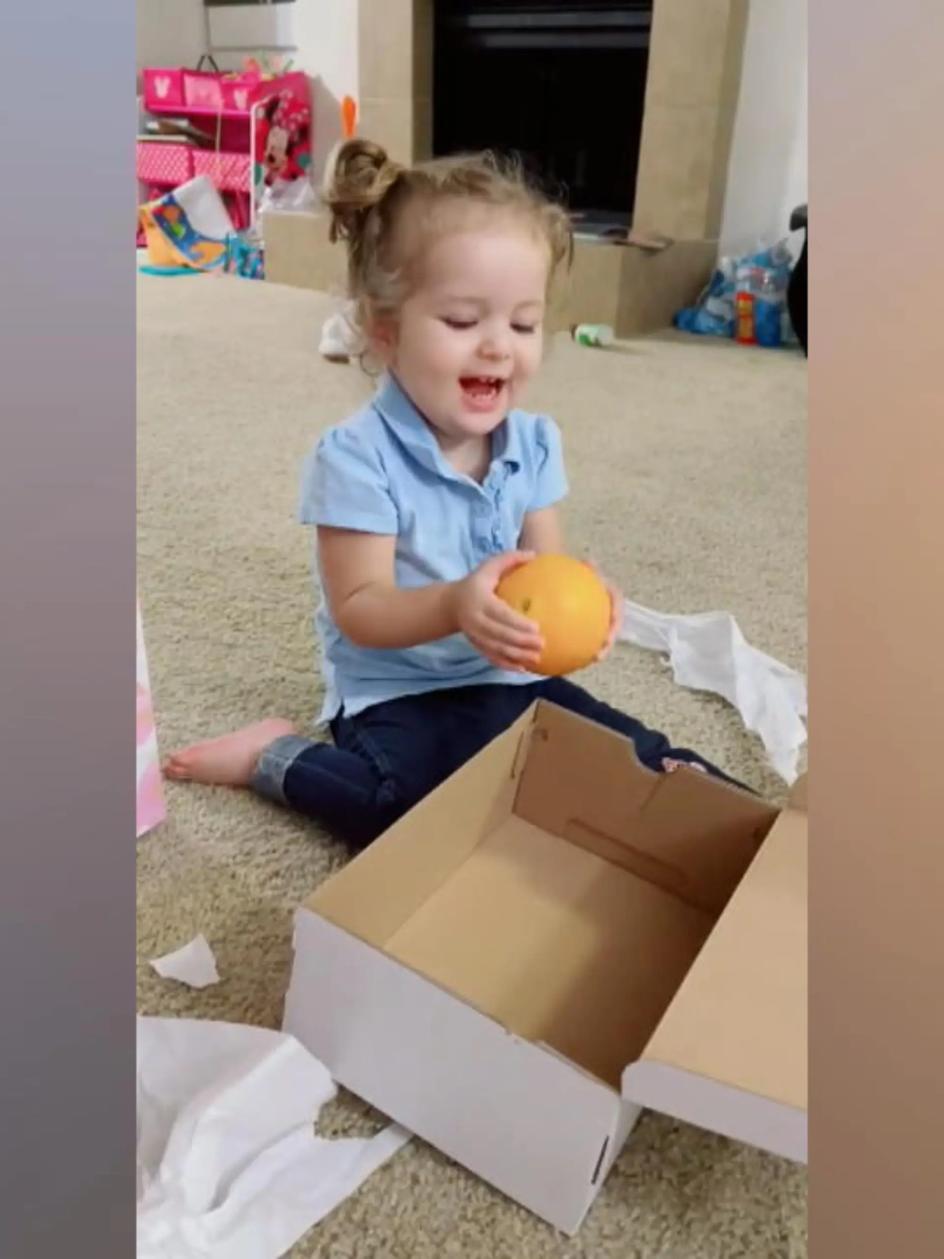 Eigentlich sollte es ein Scherz sein – doch der von ihren Eltern in Geschenkpapier verpackte Brokkoli machte einem Mädchen eine Riesenfreude. Das Video ging durch die ganze Welt, doch es scheint nicht der erste Versuch witziger Eltern zu sein, die ihren Kids mit verpacktem Obst und Gemüse einen kleinen Streich spielen wollten - sehen Sie selbst.