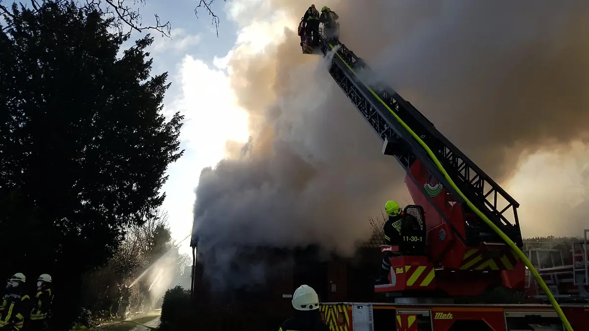 Vollbrand eines Einfamilienhauses in Schortens - 82-jähriger Hausbewohner verstorben - Brandermittlungen dauern an (mit Bild)