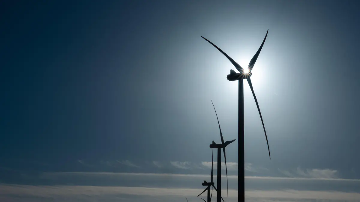 ARCHIV - 21.11.2021, Schleswig-Holstein, Albersdorf: Windräder stehen auf einem Feld an der Autobahn A 23 bei Albersdorf. Der Ökoanteil am Stromverbrauch in Deutschland ist 2021 laut einer Prognose wieder zurückgegangen. (zu dpa «Wenig Wind: Ökostrom-Anteil am Verbrauch 2021 wieder gesunken») Foto: Christian Charisius/dpa +++ dpa-Bildfunk +++