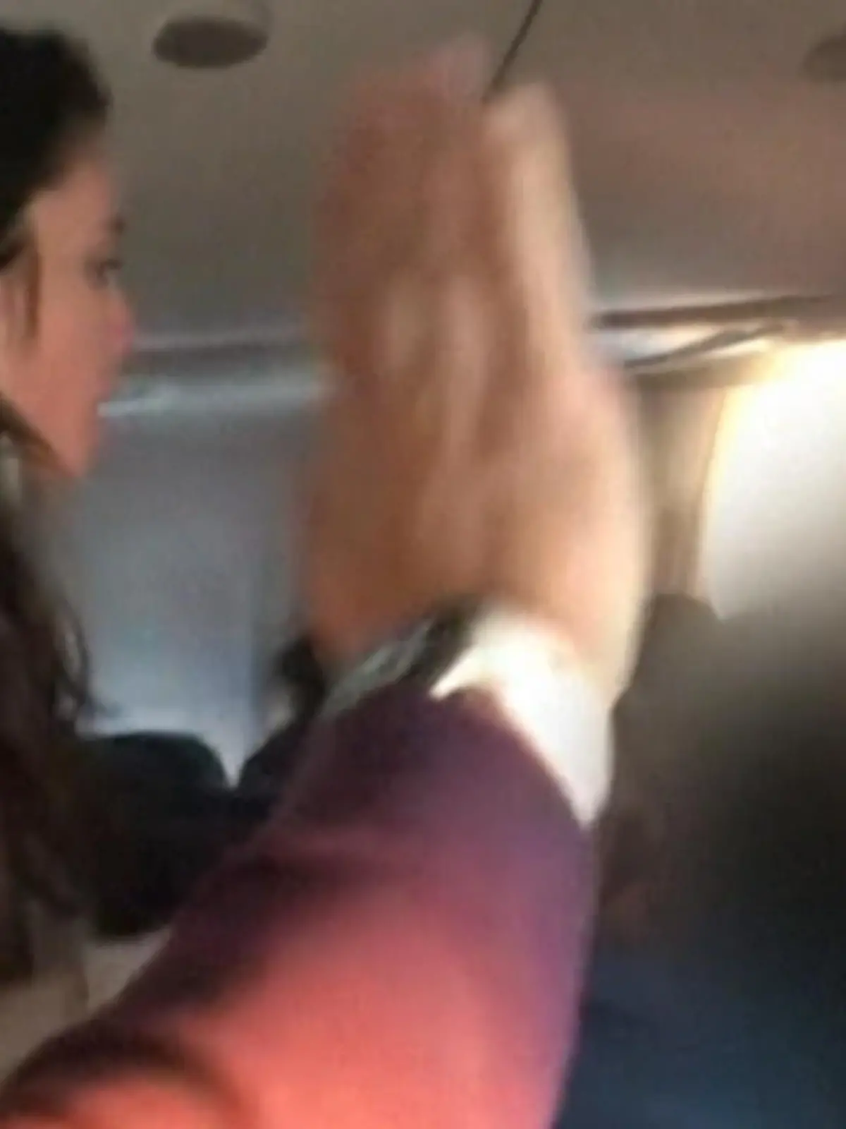 Dass manche Menschen die Masken-Diskussion instrumentalisieren, um Krawall zu machen, dürfte dieses Video zeigen. Alle tragen - wie üblich im Flieger - ihre Masken, bis auf eine Frau, die irrsinnigerweise genau das bemängelt - und dabei vollkommen ausrastet.