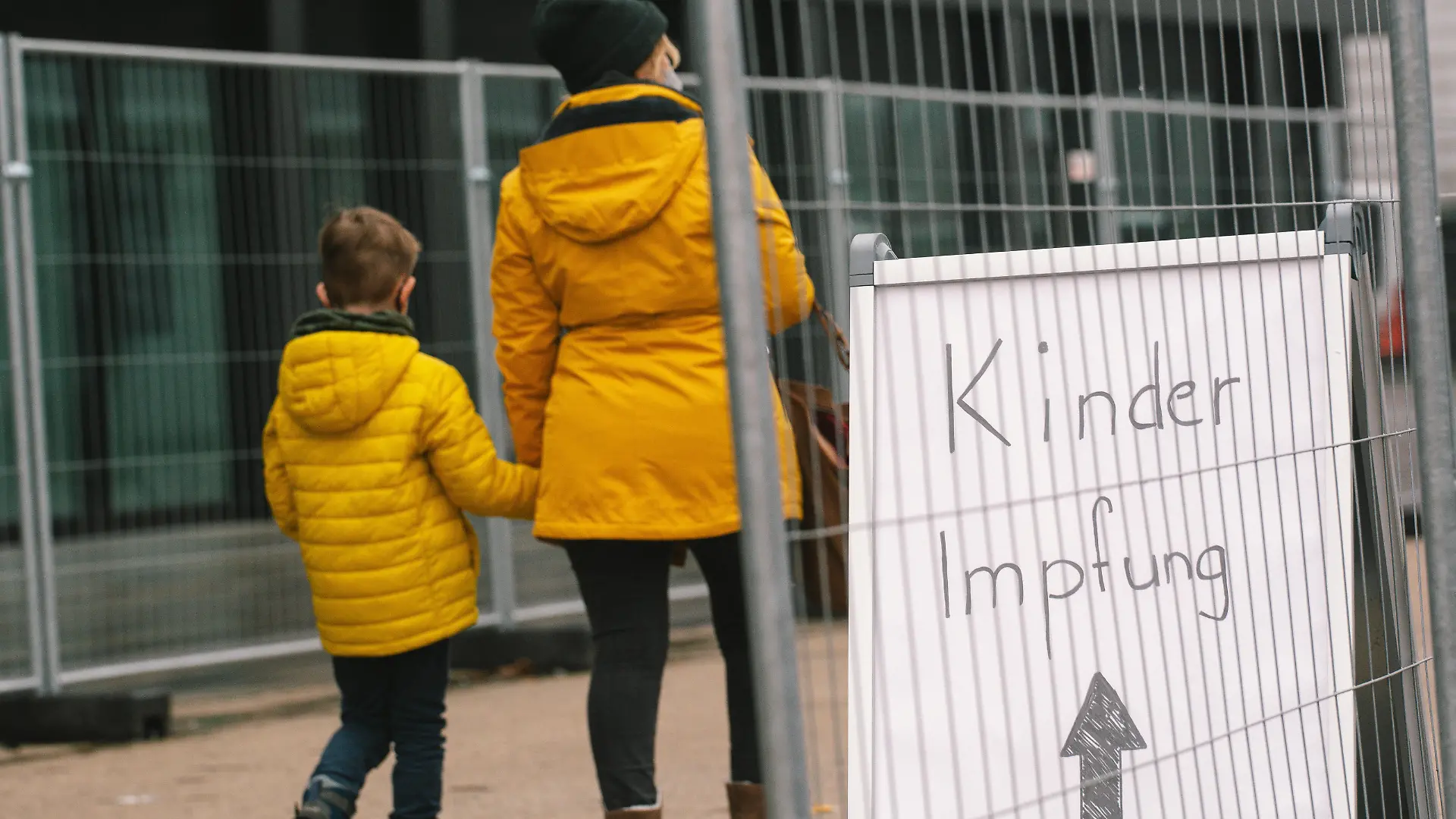 Children Vaccination From 5 To 12 Starts As Anti-vaccine Protest In Duisburg a child and with his mother walk into a vaccination center in Duisburg before the start of children vaccination in Duisburg, Germany on December 17, 2021 Duisburg Germany PUBLICATIONxNOTxINxFRA Copyright: xYingxTangx originalFilename:tang-notitle211217_npDup.jpg