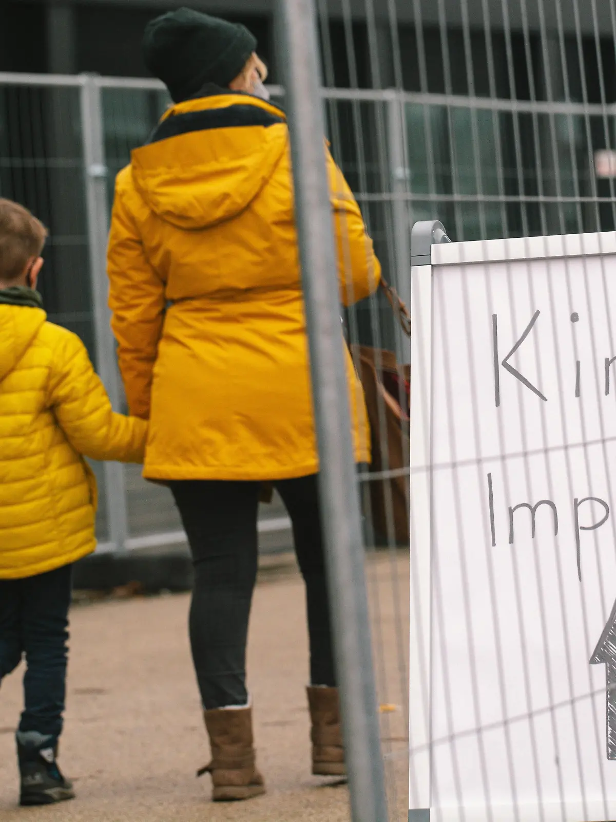  Children Vaccination From 5 To 12 Starts As Anti-vaccine Protest In Duisburg a child and with his mother walk into a vaccination center in Duisburg before the start of children vaccination in Duisburg, Germany on December 17, 2021 Duisburg Germany PUBLICATIONxNOTxINxFRA Copyright: xYingxTangx originalFilename:tang-notitle211217_npDup.jpg