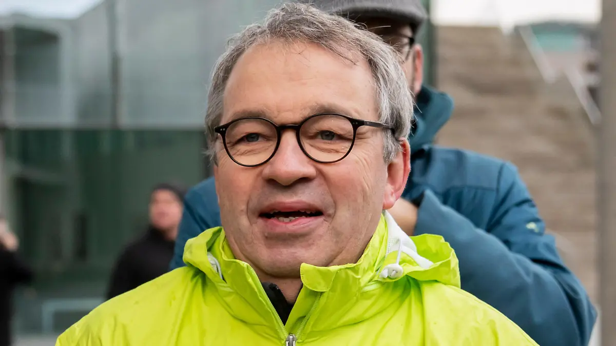 ARCHIV - 29.11.2019, Berlin: Olaf Bandt, Vorsitzender des Bund für Umwelt und Naturschutz Deutschland (BUND), steht bei einer Bade-Aktion von BUNDjugend-Aktivisten gegen das Klimapaket der deutschen Bundesregierung am Spreeufer. (zu dpa «Umweltverbandschef kritisiert «unvollständigen» Atomausstieg») Foto: Christoph Soeder/dpa +++ dpa-Bildfunk +++