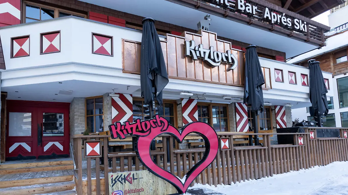 Ischgl 03.12.2021, Ischgl, AUT, Ischgl Reportage, Ski Opening 2021, im Bild Apres Ski Restaurant Bar Kitzloch // during the Ski Opening in the Ischgl ski resort in the Covid 19 pandemic. Ischgl, Austria on 2021/12/03. **** OUT of AUT - Keine Weitergabe an Drittanbieter **** *** Ischgl 03 12 2021, Ischgl, AUT, Ischgl Reportage, Ski Opening 2021, in picture Apres Ski Restaurant Bar Kitzloch during the Ski Opening in the Ischgl ski resort in the Covid 19 pandemic Ischgl, Austria on 2021 12 03 OUT of AUT No sharing with third parties PUBLICATIONxNOTxINxAUT EP_gro