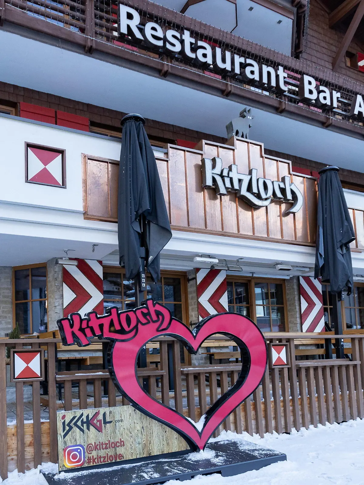 Ischgl 03.12.2021, Ischgl, AUT, Ischgl Reportage, Ski Opening 2021, im Bild Apres Ski Restaurant Bar Kitzloch // during the Ski Opening in the Ischgl ski resort in the Covid 19 pandemic. Ischgl, Austria on 2021/12/03. **** OUT of AUT - Keine Weitergabe an Drittanbieter **** *** Ischgl 03 12 2021, Ischgl, AUT, Ischgl Reportage, Ski Opening 2021, in picture Apres Ski Restaurant Bar Kitzloch during the Ski Opening in the Ischgl ski resort in the Covid 19 pandemic Ischgl, Austria on 2021 12 03 OUT of AUT No sharing with third parties PUBLICATIONxNOTxINxAUT EP_gro 