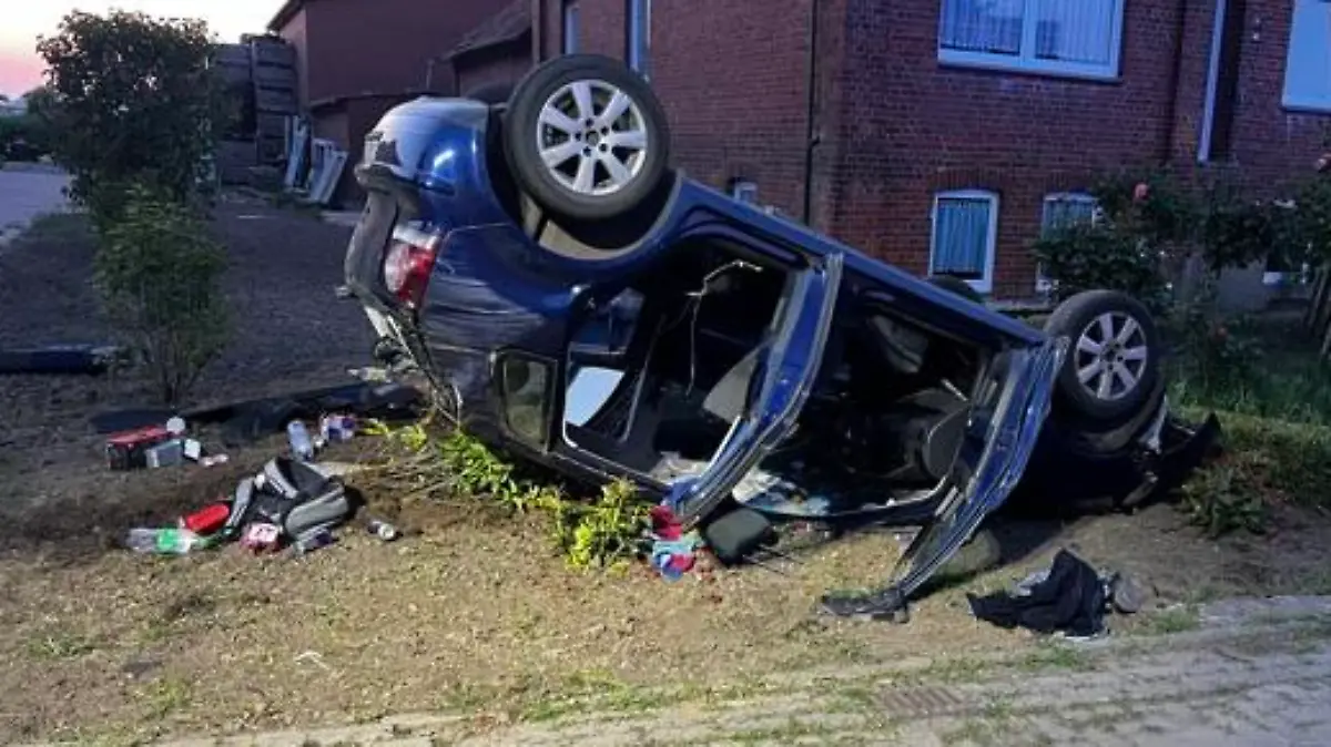 Unfallfahrzeug auf dem Dach
