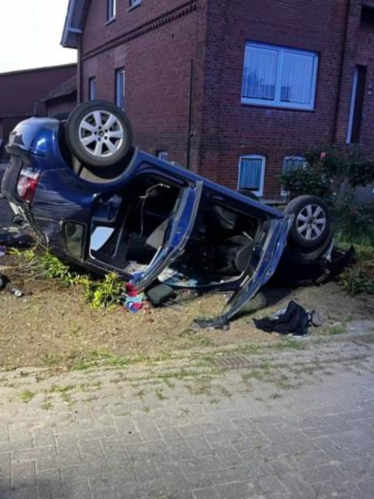 Unfallfahrzeug auf dem Dach