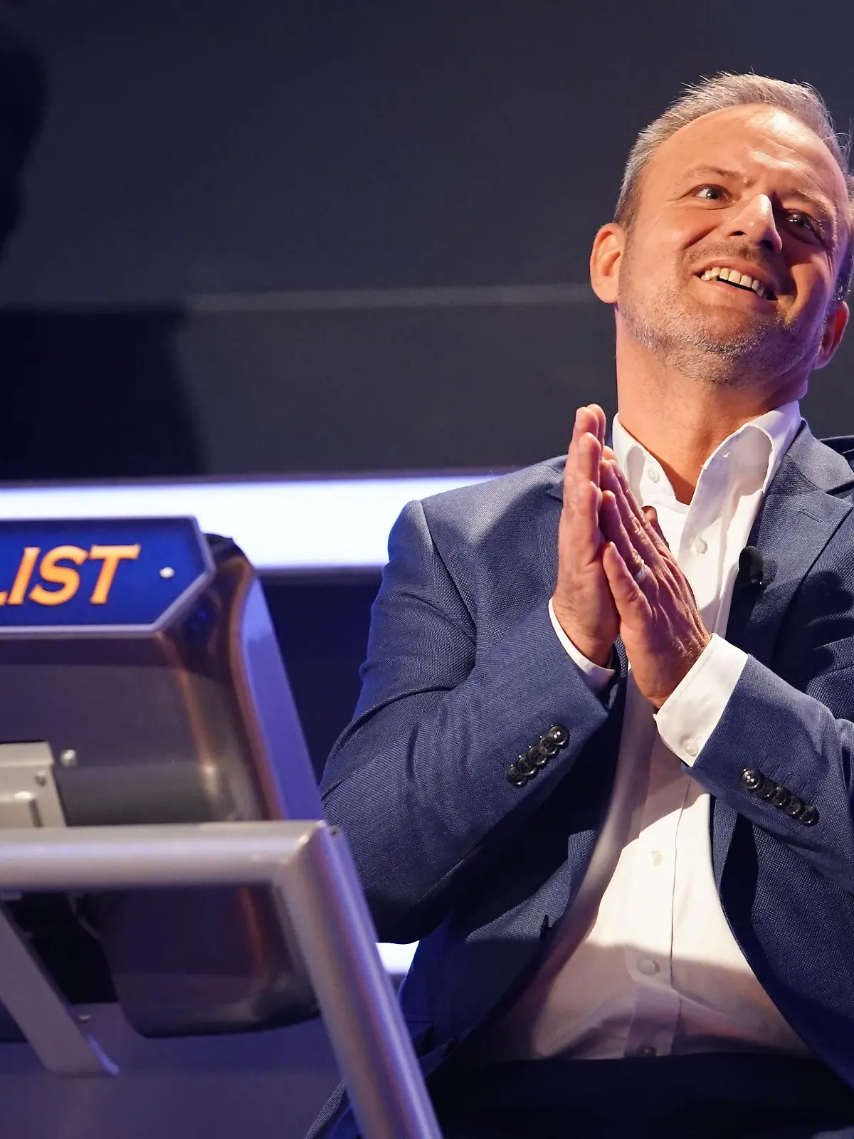 Achtung! Sperrfrist für alle Medien bis Mo., 03.01.2022, 22:15 Uhr!

Pedro Rodriguez Sanchez aus Stuttgart

Die Verwendung des sendungsbezogenen Materials ist nur mit dem Hinweis und Verlinkung auf RTL+ gestattet.