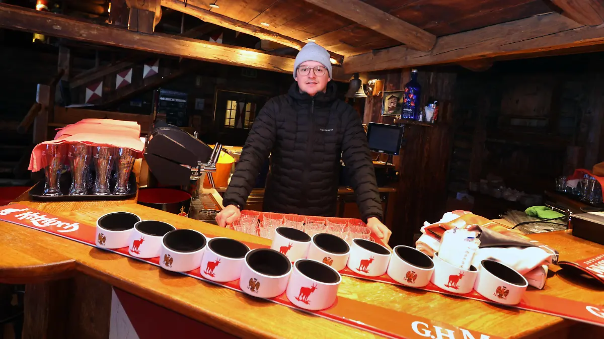 03.12.2021, Österreich, Ischgl: Bernhard Zangerl, Inhaber der Apres Ski Bar "Kitzloch", steht in seinem Lokal, das vorerst bis zum 13.12. geschlossen bleiben muss. Am 03.12. eröffnet Ischgl, während des Lockdowns in Österreich, die Skisaison unter 2G-Bedingungen. Foto: Karl-Josef Hildenbrand/dpa +++ dpa-Bildfunk +++