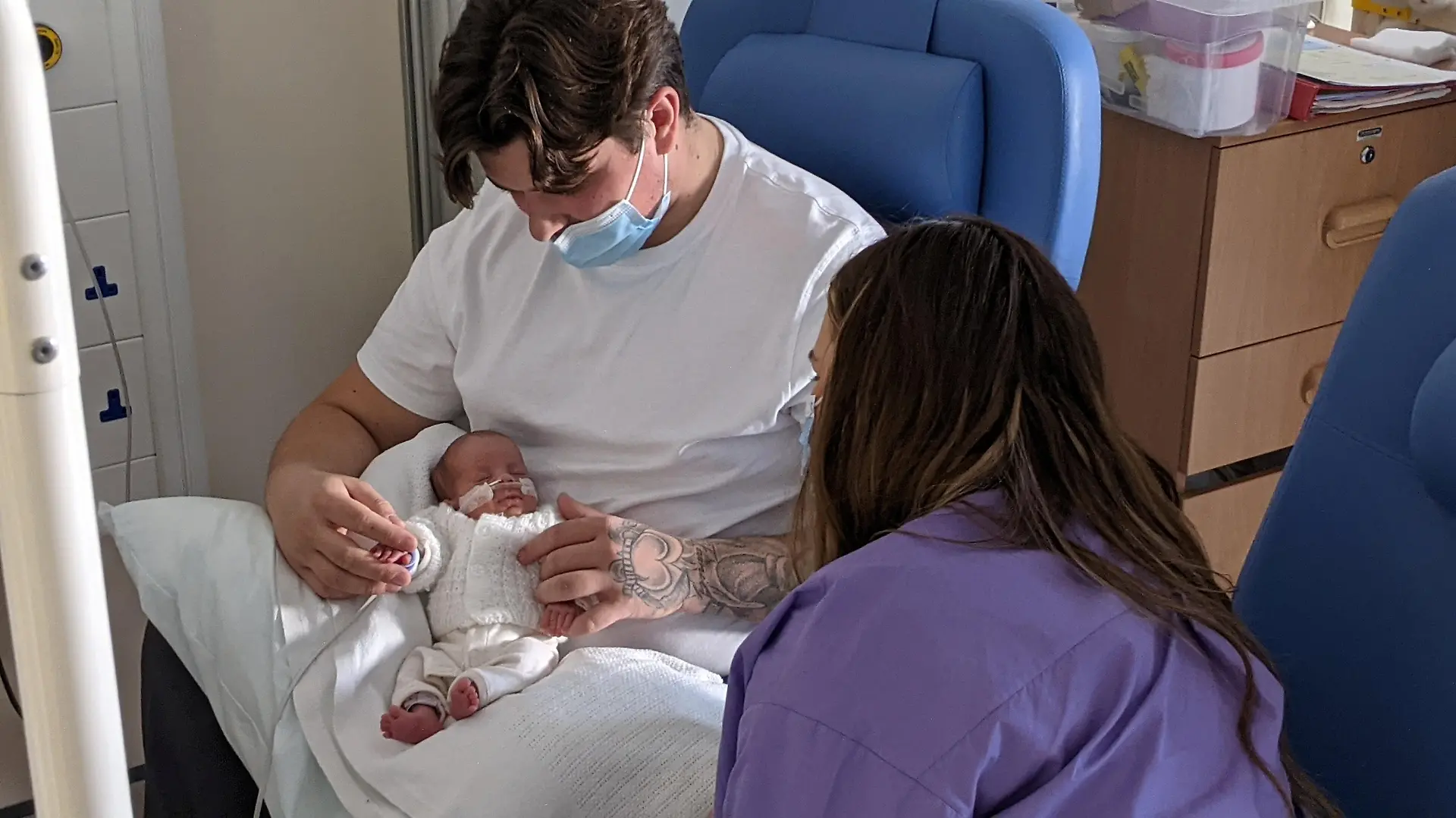 SONDERKONDITIONEN: Satzpreis!
Rebecca Grainger and partner Warren McKenna with their baby son Myles McKenna. See SWNS story SWSCmyles. A miracle premature baby born the size of an iPhone spent Christmas at home after a "rollercoaster" year where his parents feared he may not survive. Little Myles weighed just 1lb 8oz when he was born 14 weeks premature on June 19. Mum Rebecca Grainger, 24, was rushed into hospital for an emergency Caesarian section after being diagnosed with pre-eclampsia at 26 weeks. Myles was immediately placed on a ventilator as he was unable to breathe for himself and endured a 15-week battle for life. / action press