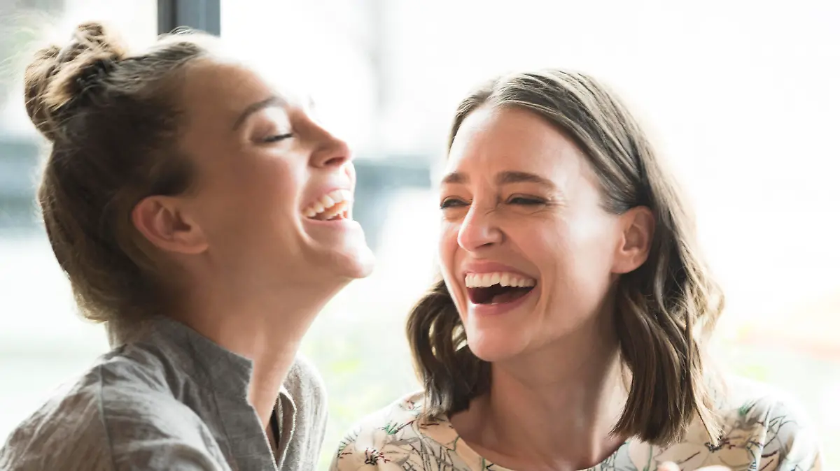 Beste Freundinnen lachen zusammen