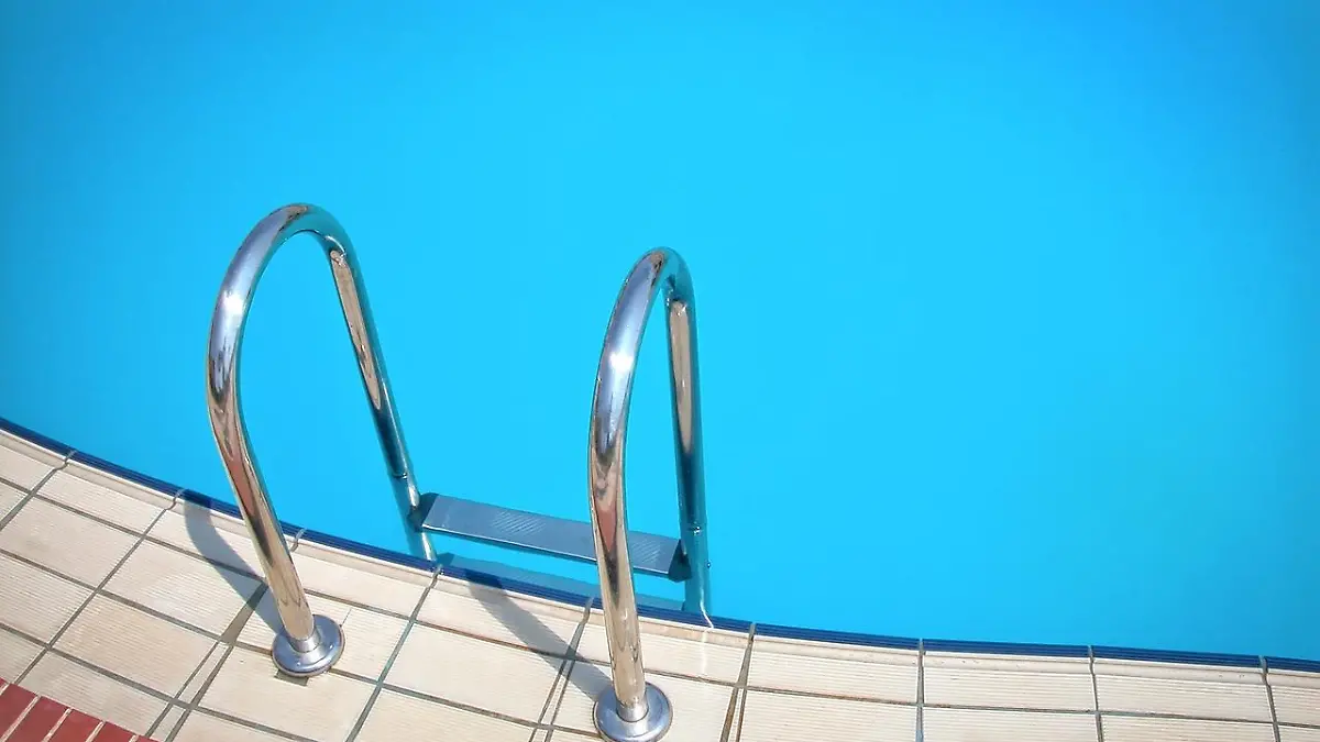 Schreckliche Szene im Wasser: Eine Zweijährige schwimmt leblos im Pool.
