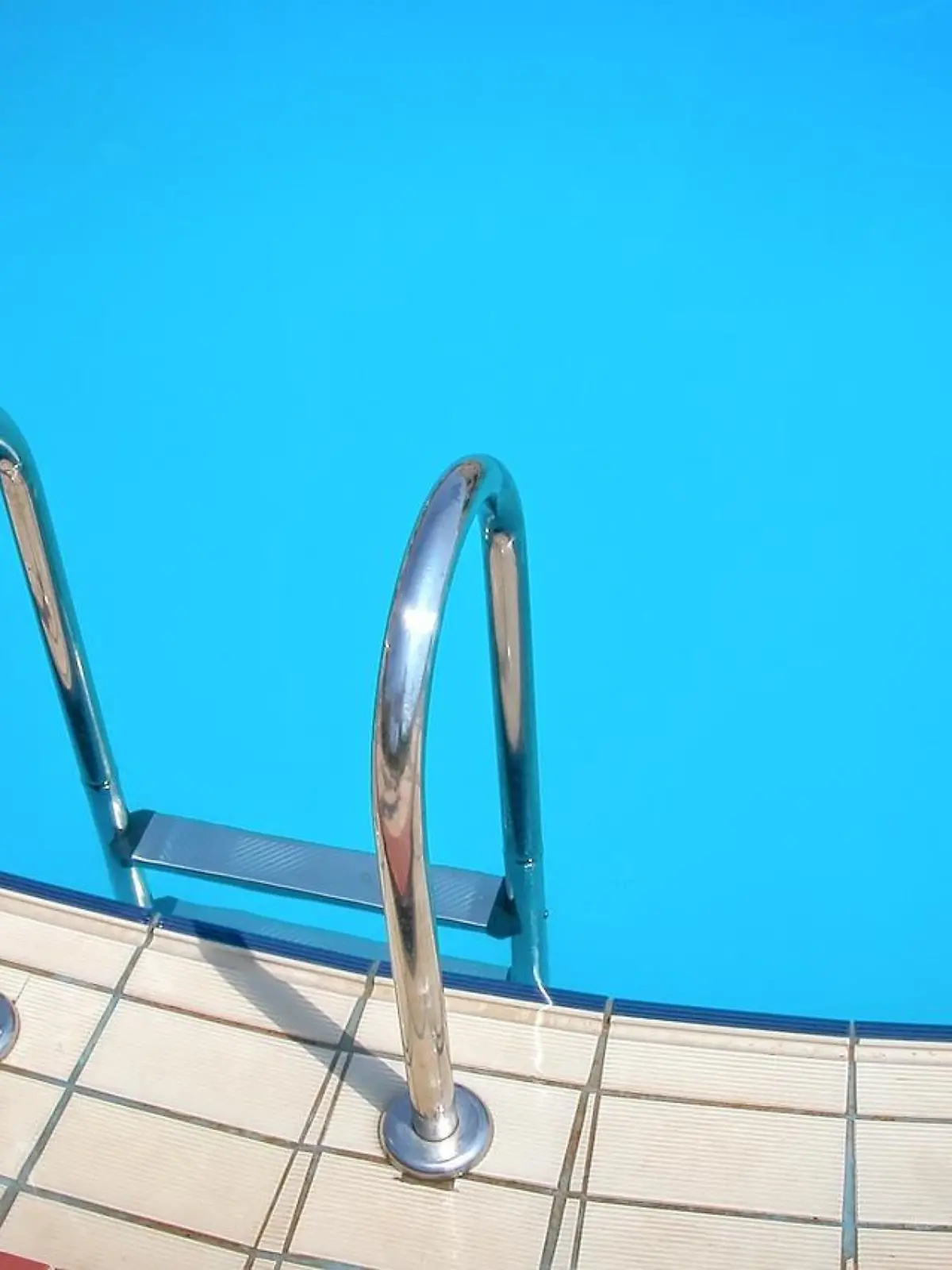 Schreckliche Szene im Wasser: Eine Zweijährige schwimmt leblos im Pool.