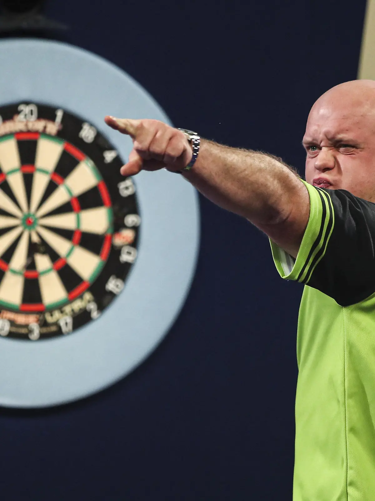 18.12.2021, Großbritannien, London: Darts: WM; Tag 4; William Hill World Darts Championship im Alexandra Palace; Barstow gegen Van Gerwen: Michael Van Gerwen feiert seinen Sieg. Foto: Kieran Cleeves/PA Wire/dpa - ACHTUNG: Nur zur redaktionellen Verwendung +++ dpa-Bildfunk +++