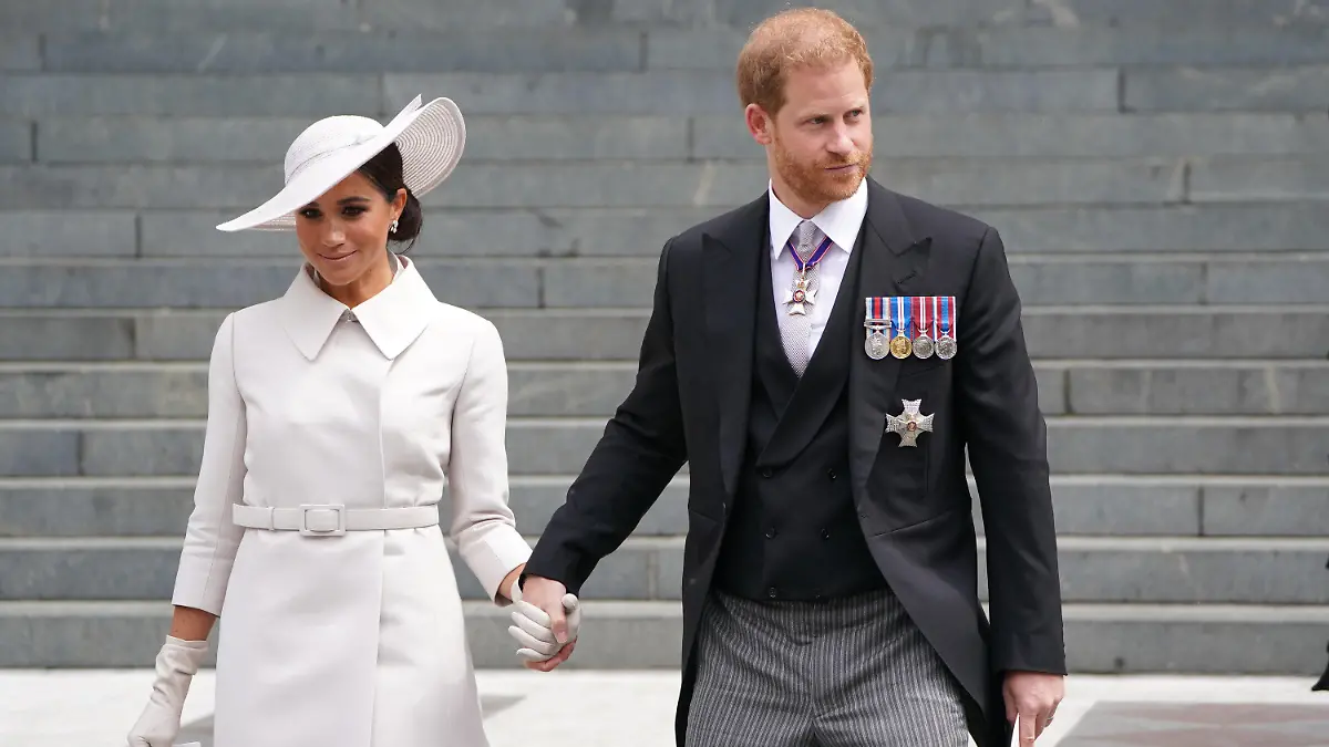 ARCHIV - 03.06.2022, Großbritannien, London: Meghan, Herzogin von Sussex, und Prinz Harry, Herzog von Sussex, verlasssen nach der Dankes-Messe die St. Paul's Kathedrale, am zweiten Tag der Feierlichkeiten zum Platinjubiläum der Queen. (zu dpa "Ein Prinz als Zeuge: Harry mit historischer Aussage in London") Foto: Kirsty O'connor/PA Wire/dpa +++ dpa-Bildfunk +++
