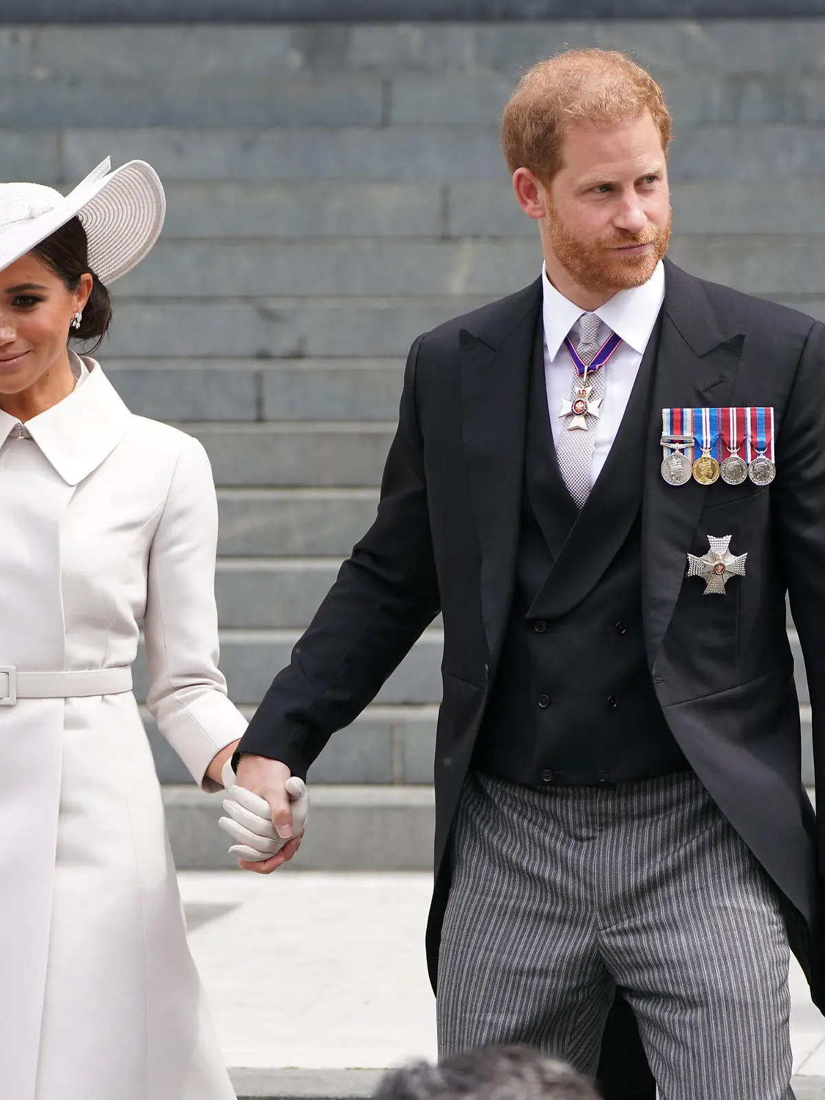 ARCHIV - 03.06.2022, Großbritannien, London: Meghan, Herzogin von Sussex, und Prinz Harry, Herzog von Sussex, verlasssen nach der Dankes-Messe die St. Paul's Kathedrale, am zweiten Tag der Feierlichkeiten zum Platinjubiläum der Queen. (zu dpa "Ein Prinz als Zeuge: Harry mit historischer Aussage in London") Foto: Kirsty O'connor/PA Wire/dpa +++ dpa-Bildfunk +++