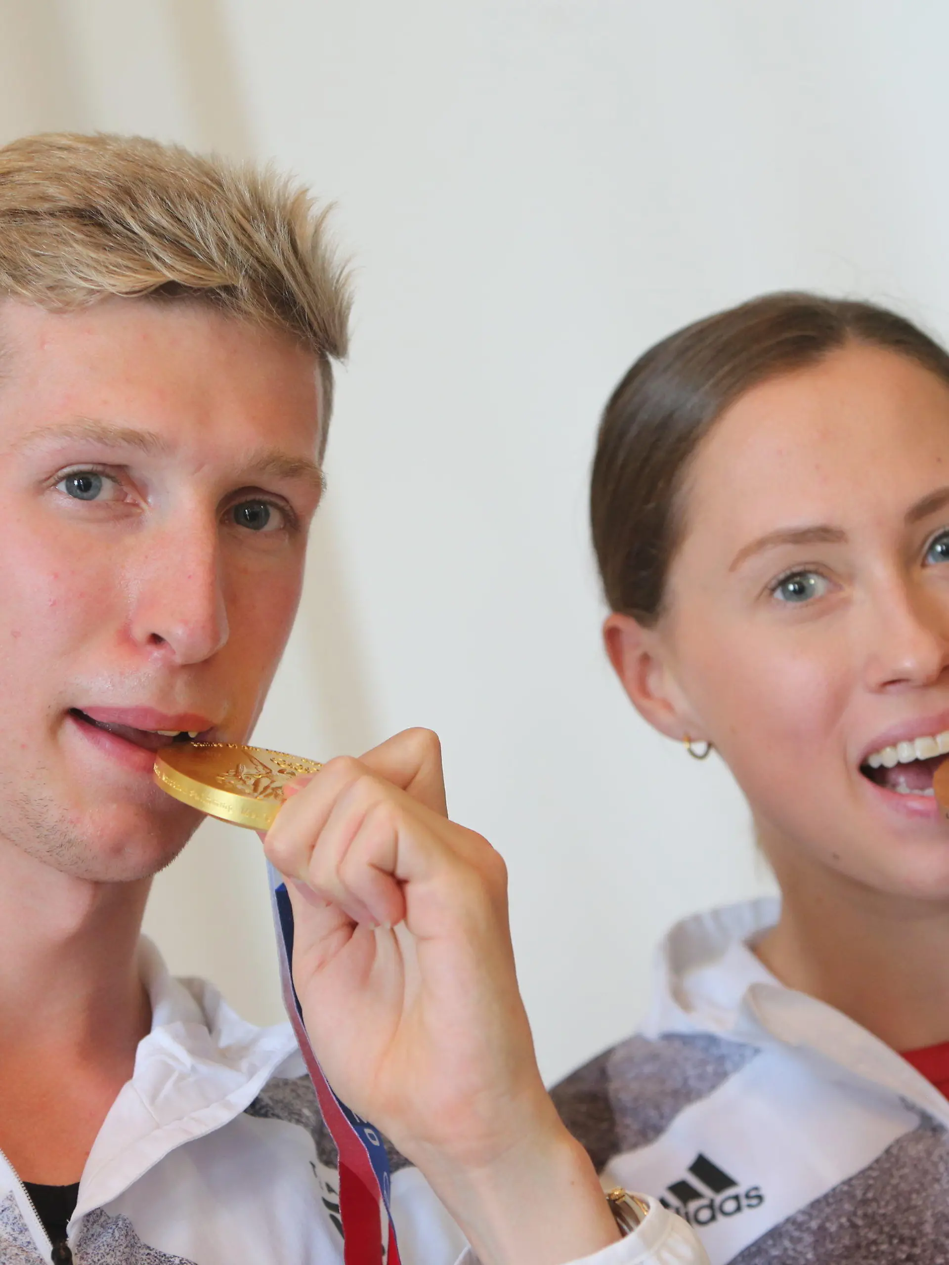 ARCHIV - 17.08.2021, Sachsen-Anhalt, Magdeburg: Florian Wellbrock, Olympiasieger im 10 Kilometer im Freiwasser, und Sarah Köhler, Bronze-Gewinnerin im 1500 Meter Freistil, zeigen ihre Medaillen. Schwimm-Olympiasieger Florian Wellbrock und Schwimmerin Sarah Köhler haben geheiratet. Die beiden Freistilschwimmer und Langstreckenexperten posteten am Dienstag bei Instagram Bilder von ihrer Trauung und versahen den Beitrag mit den Worten «Mr. & Mrs. Wellbrock» sowie dem Hashtag «justmarried». (zu dpa «Schwimm-Olympiasieger Wellbrock und Schwimmerin Köhler verheiratet») Foto: Matthias Bein/dpa-Zentralbild/dpa +++ dpa-Bildfunk +++