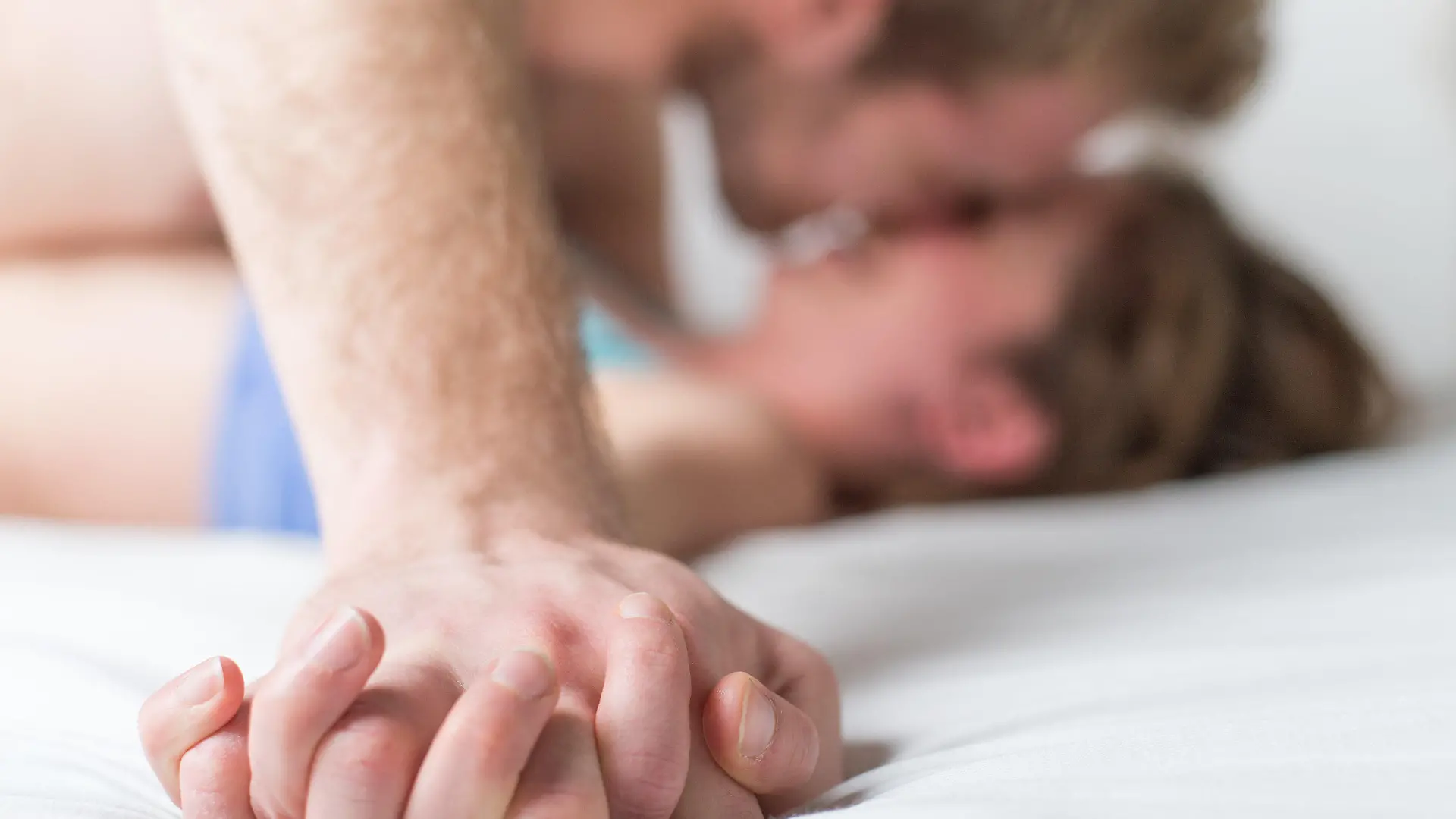 ILLUSTRATION - 22.01.2018, Berlin: ARCHIV - Ein Mann und eine Frau liegen im Bett. Die Corona-Krise ist nach Ansicht von Beziehungsexperten keine schlechte Zeit für Sex in der Partnerschaft - ganz im Gegenteil. Foto: Christophe Gateau/dpa +++ dpa-Bildfunk +++