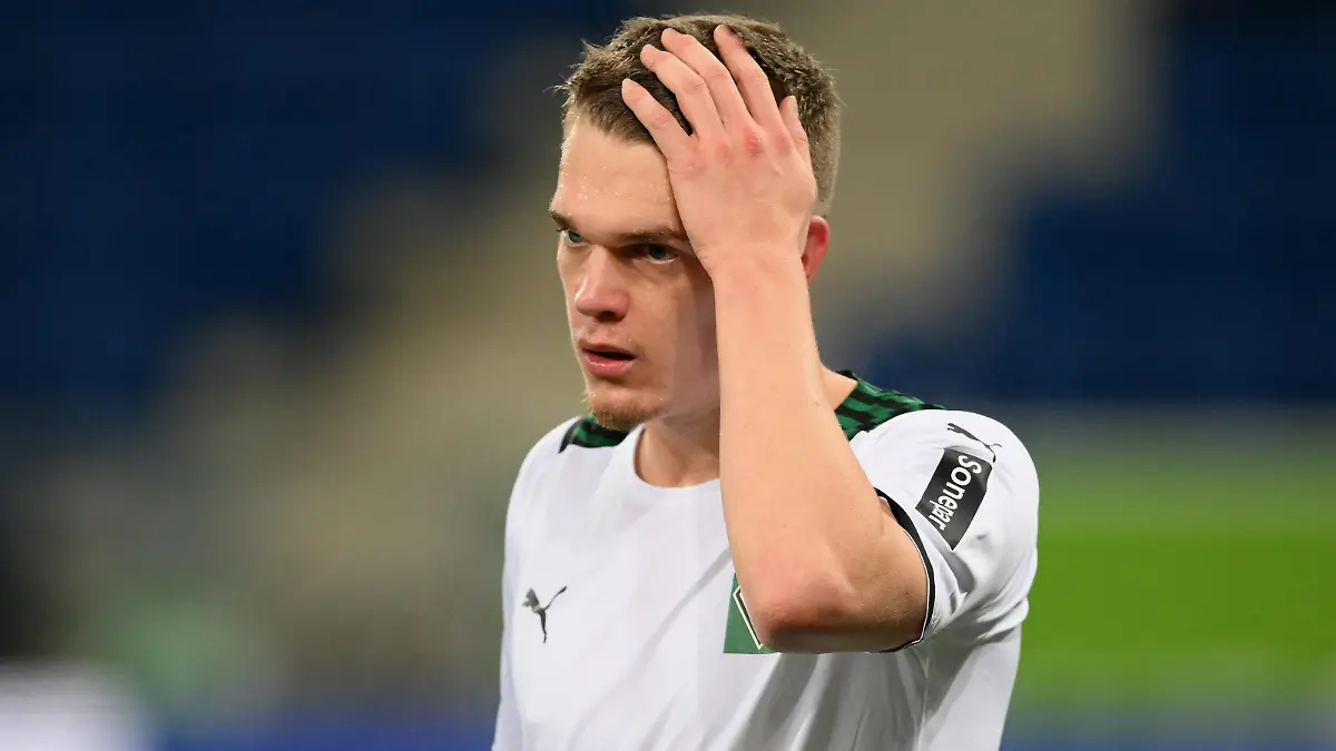 SINSHEIM, GERMANY - DECEMBER 18: Matthias Ginter Borussia Mönchengladbach reacts during the Bundesliga match between TSG Hoffenheim and Borussia Mönchengladbach at PreZero-Arena on December 18, 2021 in Sinsheim, Germany. (Photo by Matthias Hangst/Getty Images)