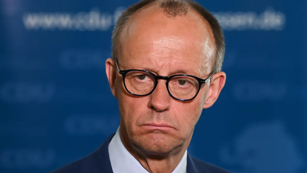 ARCHIV - 16.05.2023, Hessen, Wiesbaden: Friedrich Merz, Bundesvorsitzender der CDU, gibt im hessischen Landtag im Anschluss an seinen Besuch der CDU-Fraktion im hessischen Landtag ein Pressestatement ab. (zu "Merz bleibt dabei: «keinerlei Zusammenarbeit» der Union mit der AfD") Foto: Arne Dedert/dpa +++ dpa-Bildfunk +++