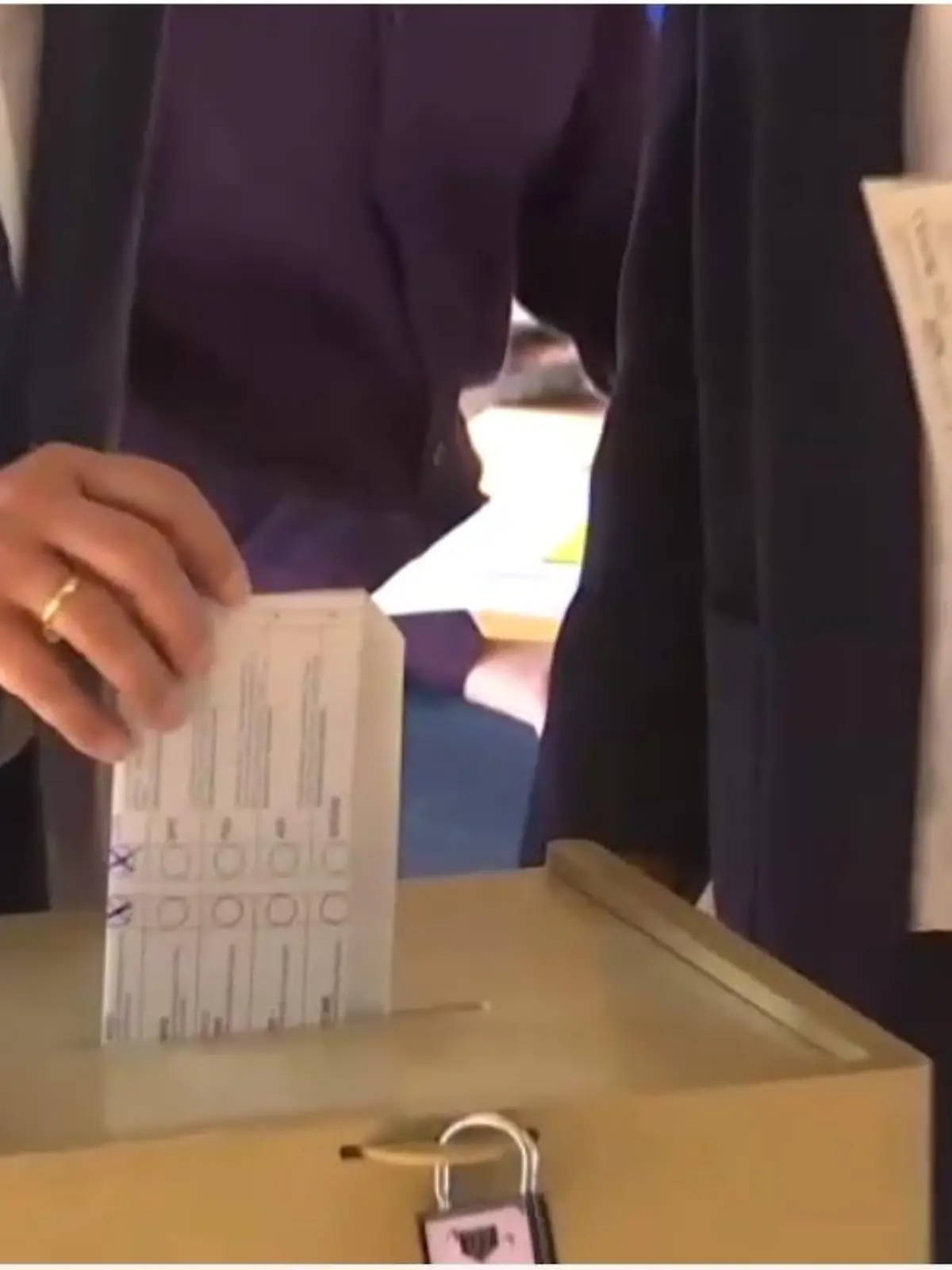 Armin Laschet zeigt beide Kreuze bei seiner Wahl.