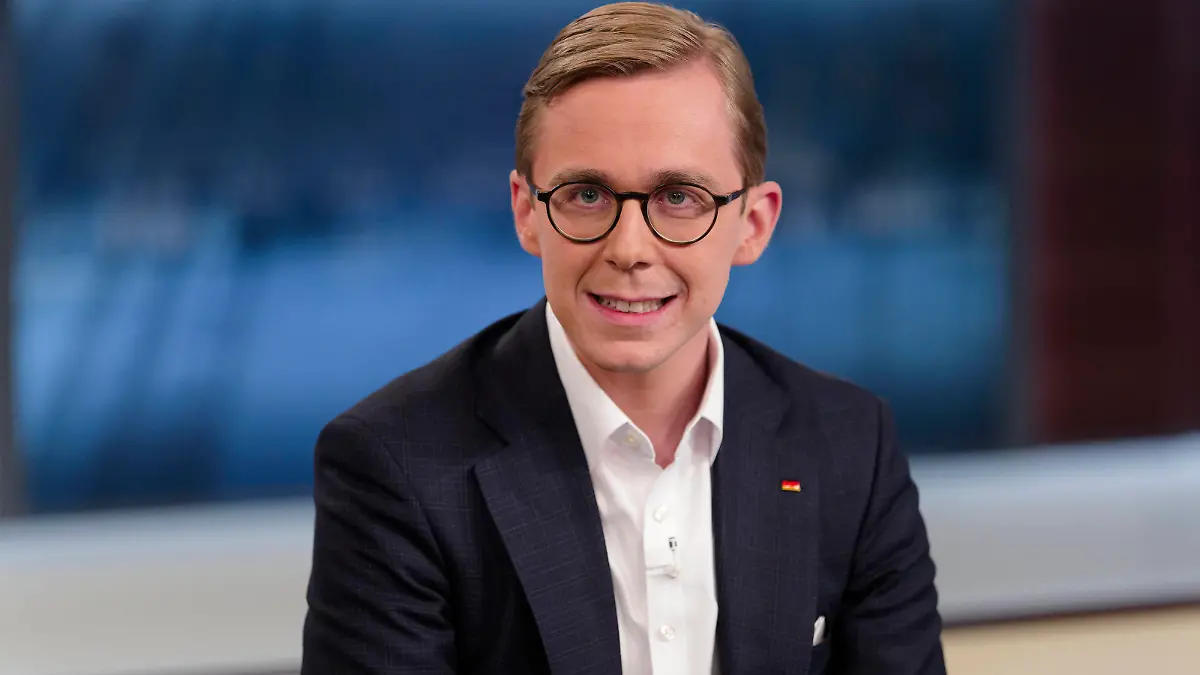 Philipp Amthor bei Anne Will 2023-06-04 - Deutschland, Berlin - Philipp Amthor CDU, Mitglied des Deutschen Bundstags, zu Gast bei Anne Will im Ersten. Thema in der ARD-Politik-Talkrunde: Erschöpft und unzufrieden - Verliert die Ampel beim Klimaschutz den Rückhalt in der Bevölkerung *** Philipp Amthor at Anne Will 2023 06 04 Germany, Berlin Philipp Amthor CDU , Member of the German Bundestag, guest at Anne Will in the First Topic in the ARD Politics Talk Round Exhausted and dissatisfied Loses the traffic light in climate protection the support of the population