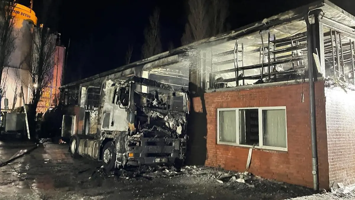 Großbrand im Betonwerk in Halstenbek (bei Hamburg) am zweiten Weihnachtstag.