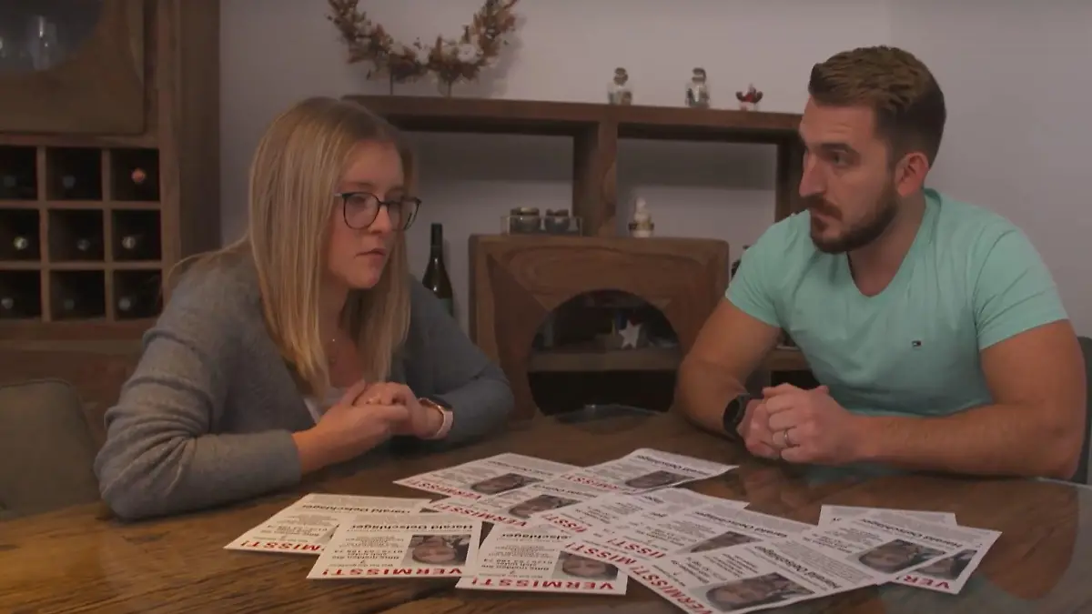 Aaron und Sarah schauen sich Vermisstenanzeigen an