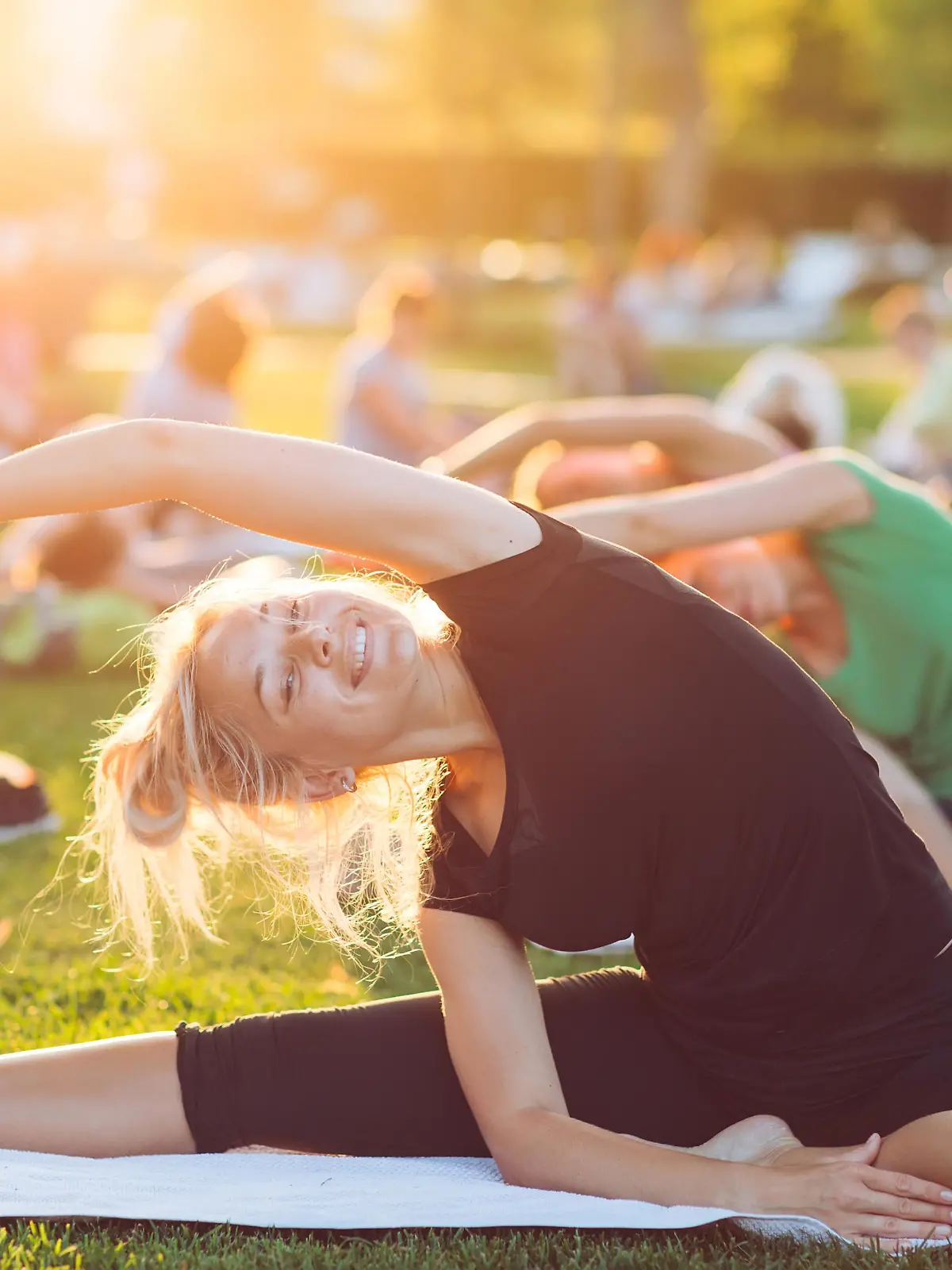 Frau beim Outdoor-Yoga.
