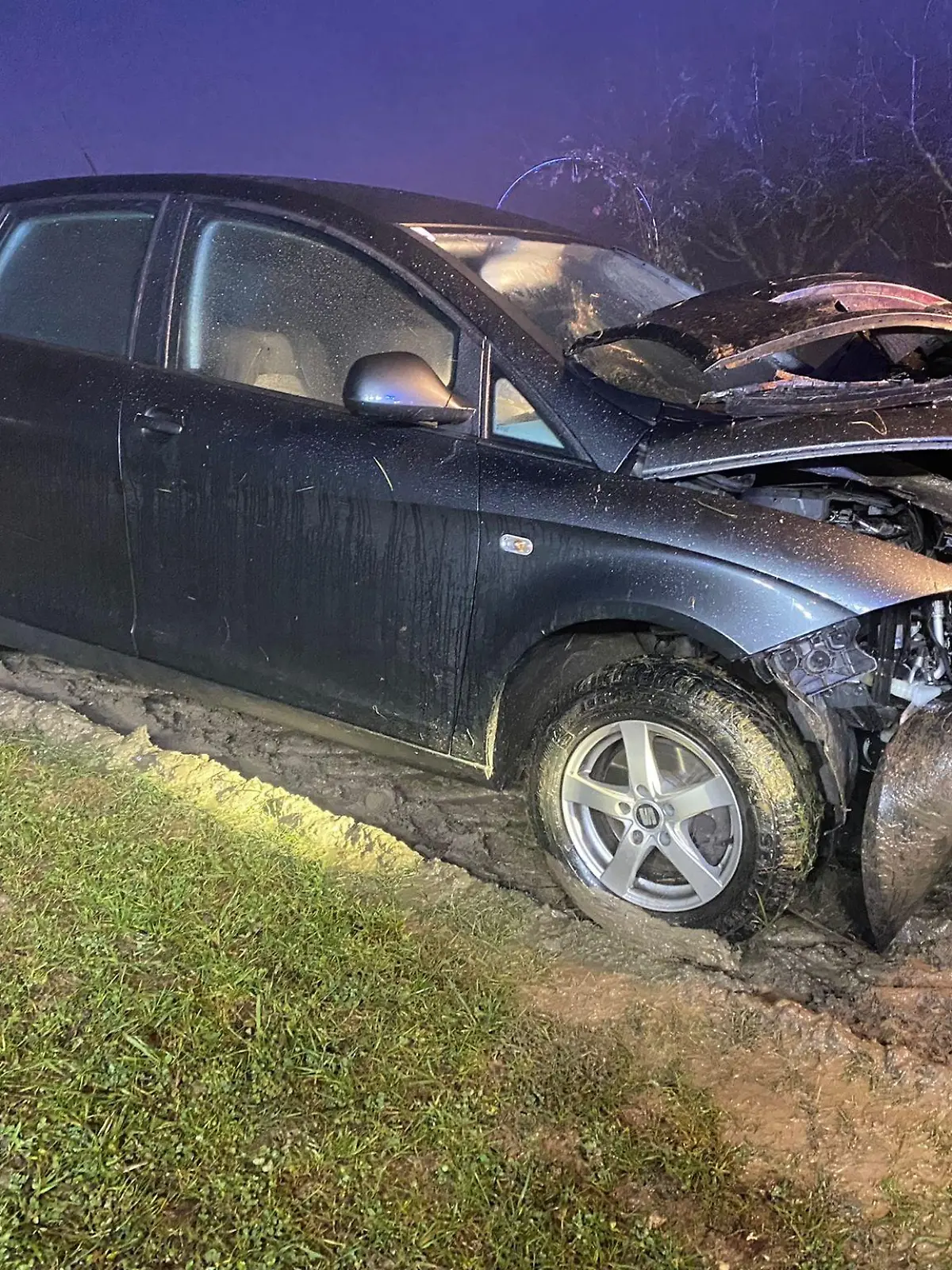 Auto nach Unfall in Oberösterreich zerstört