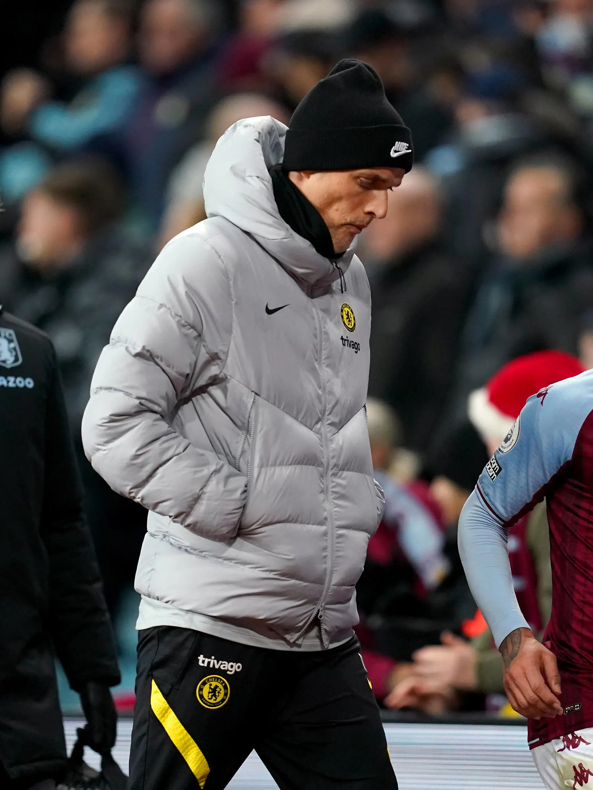  Aston Villa v Chelsea - Premier League - Villa Park Chelsea manager Thomas Tuchel leaves the pitch at half-time during the Premier League match at Villa Park, Birmingham. Picture date: Sunday December 26, 2021. EDITORIAL USE ONLY No use with unauthorised audio, video, data, fixture lists, club/league logos or live services. Online in-match use limited to 120 images, no video emulation. No use in betting, games or single club/league/player publications. PUBLICATIONxNOTxINxUKxIRL Copyright: xNickxPottsx 64505715