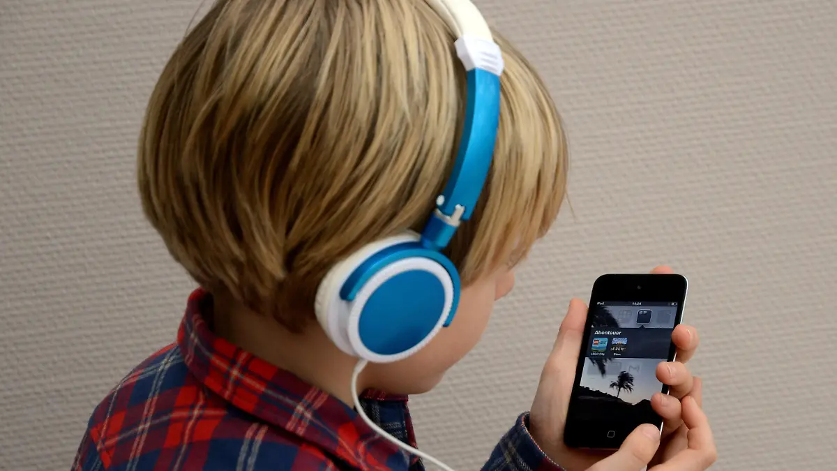 Ein Kind hört Musik mit seinem iPod von Apple (Foto vom 07.02.2014). Foto: Horst Ossinger/dpa