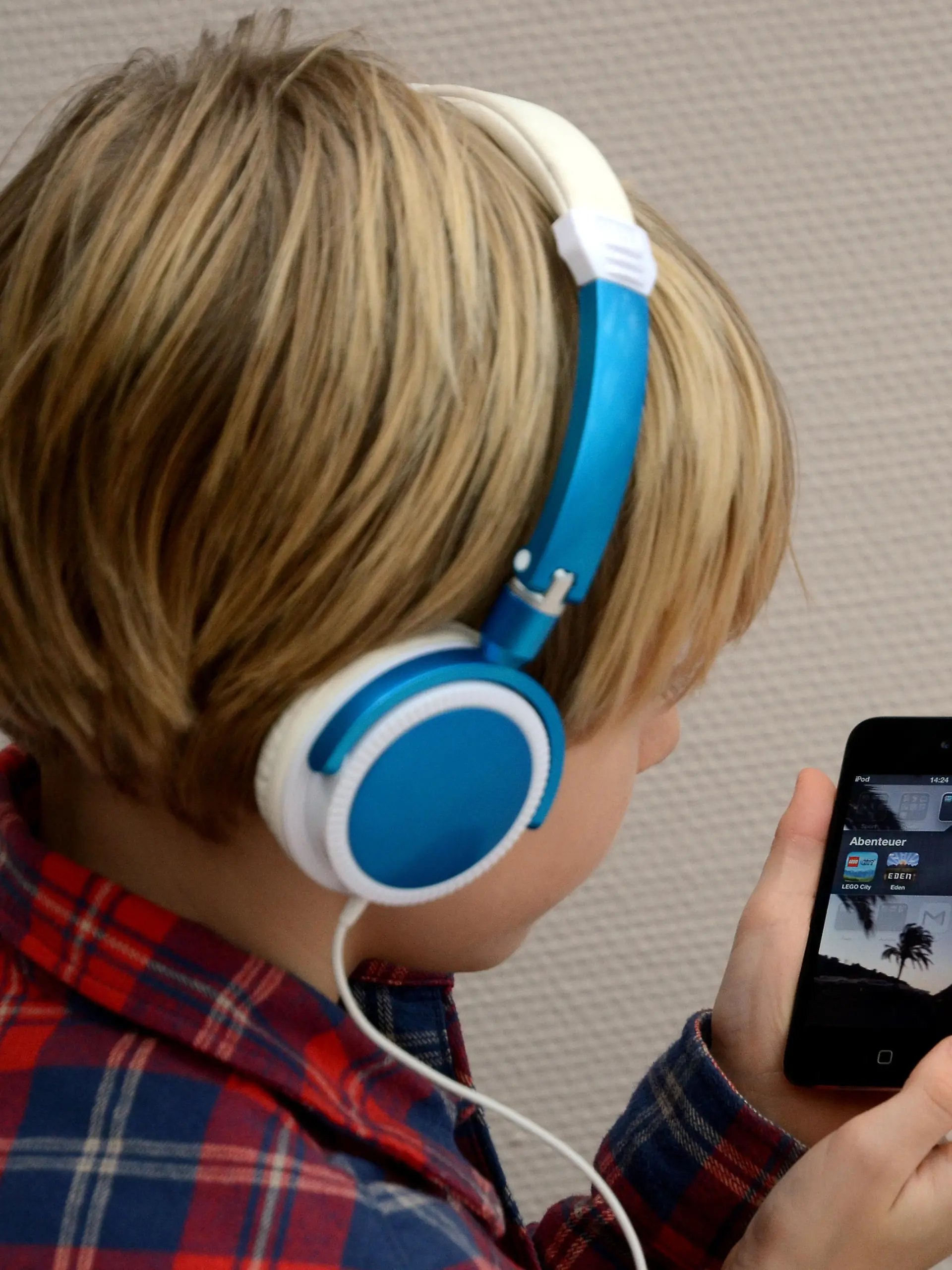 Ein Kind hört Musik mit seinem iPod von Apple (Foto vom 07.02.2014). Foto: Horst Ossinger/dpa