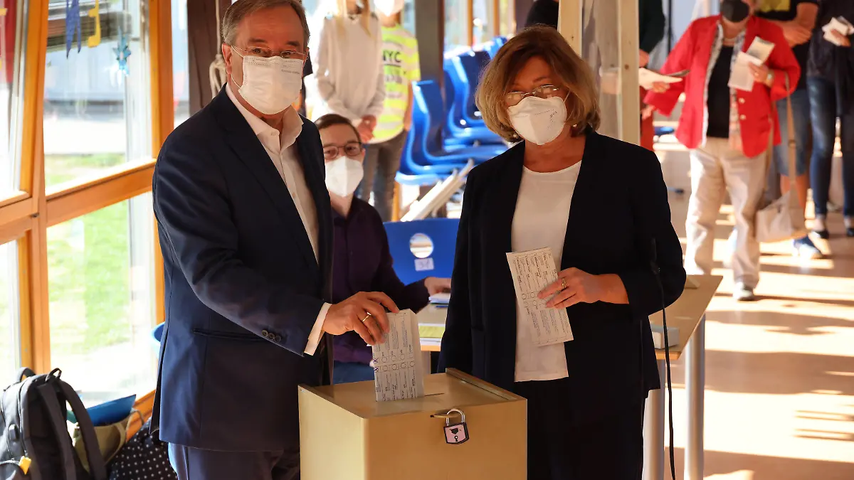 Laschet waehlt 26.09.2021, Germany, Aachen, Wahllokal, Bundestagswahl, CDU Armin Laschet und Ehefrau Sussanne waehloen in ihrem Wahllokal Aachen Nordrhein-Westfalen Germany *** Laschet waehloen 26 09 2021, Germany, Aachen, polling station, federal election, CDU Armin Laschet and wife Sussanne waehloen in their polling station Aachen North Rhine Westphalia Germany