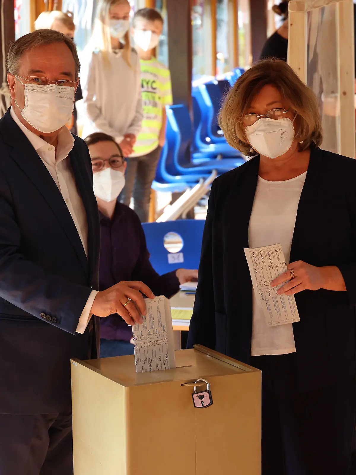 Laschet waehlt 26.09.2021, Germany, Aachen, Wahllokal, Bundestagswahl, CDU Armin Laschet und Ehefrau Sussanne waehloen in ihrem Wahllokal Aachen Nordrhein-Westfalen Germany *** Laschet waehloen 26 09 2021, Germany, Aachen, polling station, federal election, CDU Armin Laschet and wife Sussanne waehloen in their polling station Aachen North Rhine Westphalia Germany 