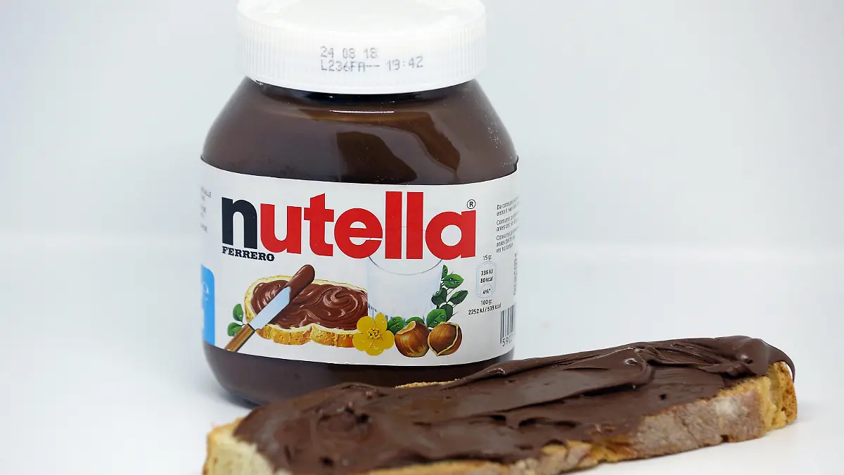 FILE PHOTO: Jars of Nutella chocolate-hazelnut paste is seen in this picture illustration taken October 22, 2017. Picture taken October 22, 2017.  REUTERS/Stefano Rellandini/File Photo