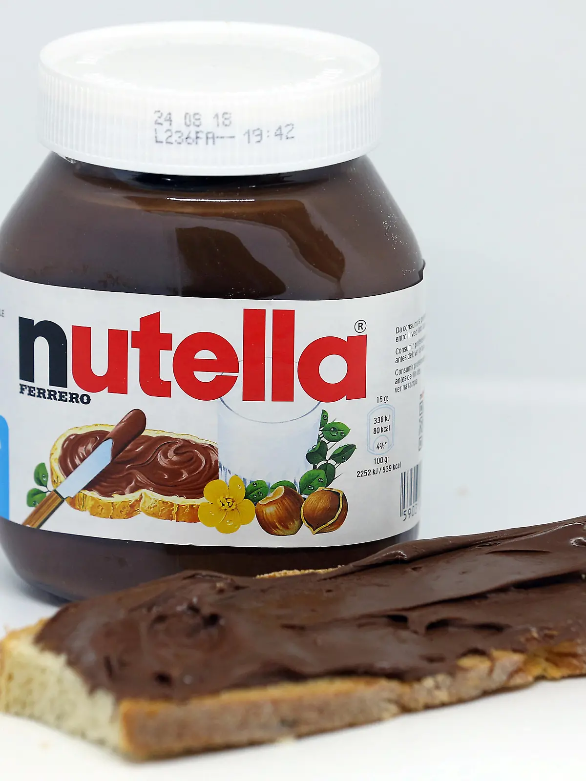 FILE PHOTO: Jars of Nutella chocolate-hazelnut paste is seen in this picture illustration taken October 22, 2017. Picture taken October 22, 2017.  REUTERS/Stefano Rellandini/File Photo