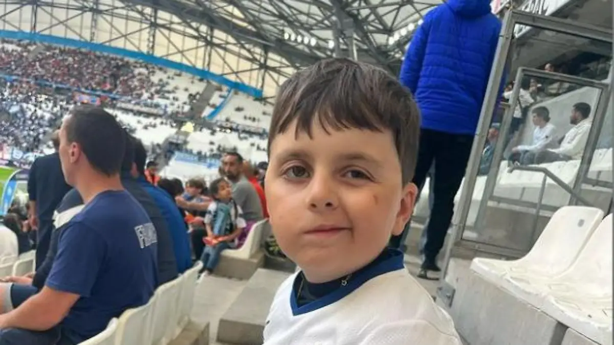 Kenzo im Trikot seines Lieblingsklubs