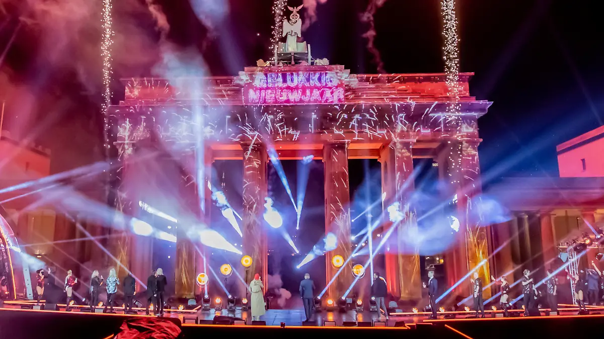 ARCHIV - 01.01.2021, Berlin: Feuerwerk wird zu Neujahr bei der ZDF-Silvestershow «Willkommen 2021» am Brandenburger Tor gezündet. (zu dpa: Silvesterparty am Brandenburger Tor als TV-Show geplant) Foto: Christoph Soeder/dpa +++ dpa-Bildfunk +++