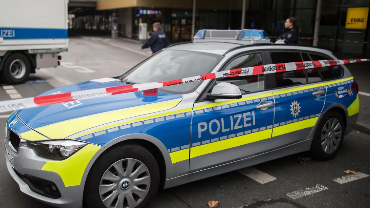 Fahrzeuge der Polizei sperren am 28.09.2016 in Essen (Nordrhein-Westfalen) eine Straße zum Hauptbahnhof. Die Sperrung des Essener Hauptbahnhofes wegen eines herrenlosen Koffers ist wieder aufgehoben. Das verdächtige Gepäckstück mit dem Aufkleber «Achtung Säure» sei leer gewesen, sagte ein Sprecher der Polizei am Mittwoch. Tausende Reisende waren von Zugverspätungen und Umleitungen betroffen. Foto: Marcel Kusch/dpa ++