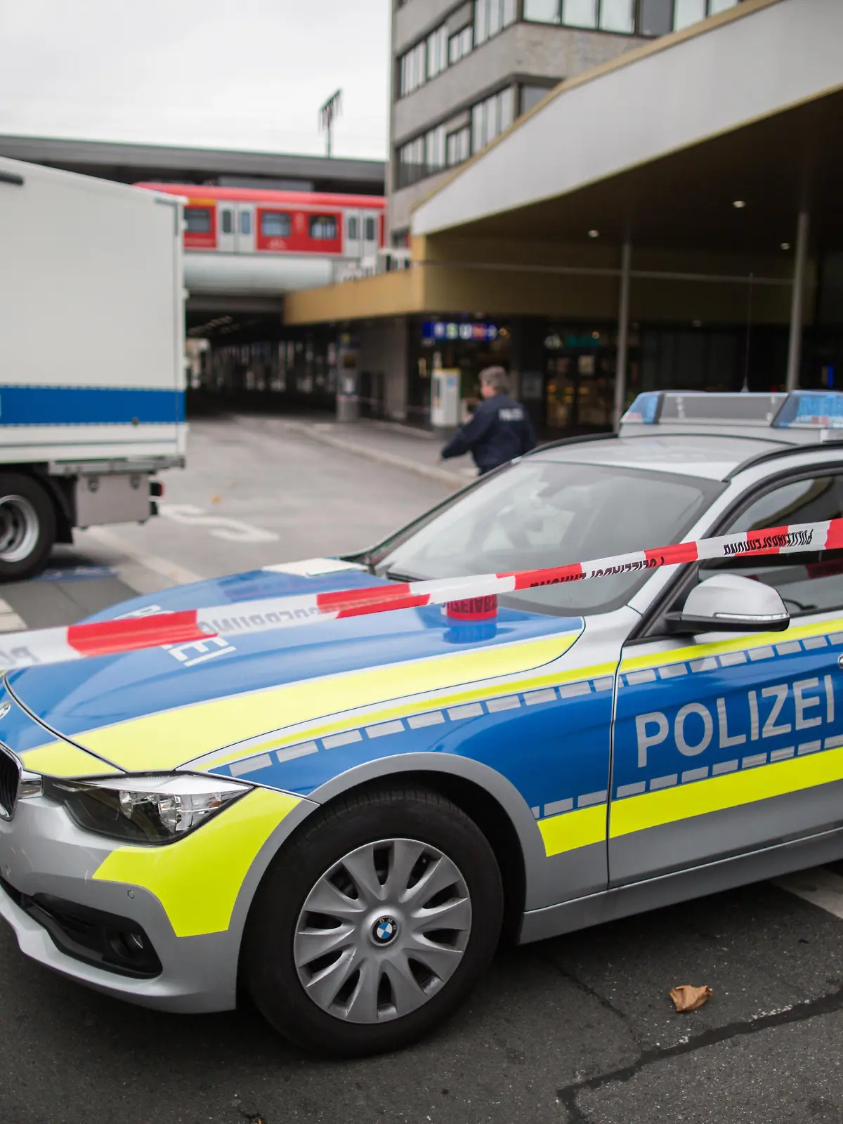 Fahrzeuge der Polizei sperren am 28.09.2016 in Essen (Nordrhein-Westfalen) eine Straße zum Hauptbahnhof. Die Sperrung des Essener Hauptbahnhofes wegen eines herrenlosen Koffers ist wieder aufgehoben. Das verdächtige Gepäckstück mit dem Aufkleber «Achtung Säure» sei leer gewesen, sagte ein Sprecher der Polizei am Mittwoch. Tausende Reisende waren von Zugverspätungen und Umleitungen betroffen. Foto: Marcel Kusch/dpa ++