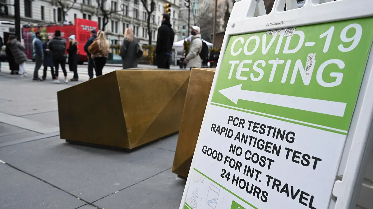 Photo by: NDZ/STAR MAX/IPx 2021 12/16/21 People wait in line to receive a COVID-19 test at a mobile COVID-19 testing site in the Financial District of Manhattan on December 8, 2021 in New York.