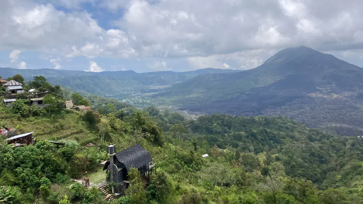 12.10.2022, Indonesien, Kintamani: Blick auf den Mount Batur, einen der heilige Vulkane von Bali. Nach mehreren Vorfällen schlechten Benehmens von Urlaubern will der örtliche Gouverneur hart durchgreifen und die heiligen Berge der Insel für Touristen sperren lassen. (zu dpa «Gouverneur von Bali will Besteigen der heiligen Berge verbieten») Foto: Carola Frentzen/dpa +++ dpa-Bildfunk +++
