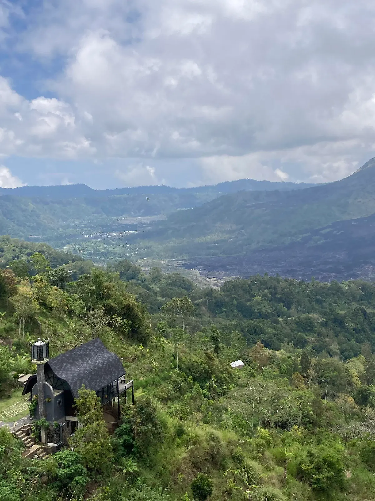 12.10.2022, Indonesien, Kintamani: Blick auf den Mount Batur, einen der heilige Vulkane von Bali. Nach mehreren Vorfällen schlechten Benehmens von Urlaubern will der örtliche Gouverneur hart durchgreifen und die heiligen Berge der Insel für Touristen sperren lassen. (zu dpa «Gouverneur von Bali will Besteigen der heiligen Berge verbieten») Foto: Carola Frentzen/dpa +++ dpa-Bildfunk +++
