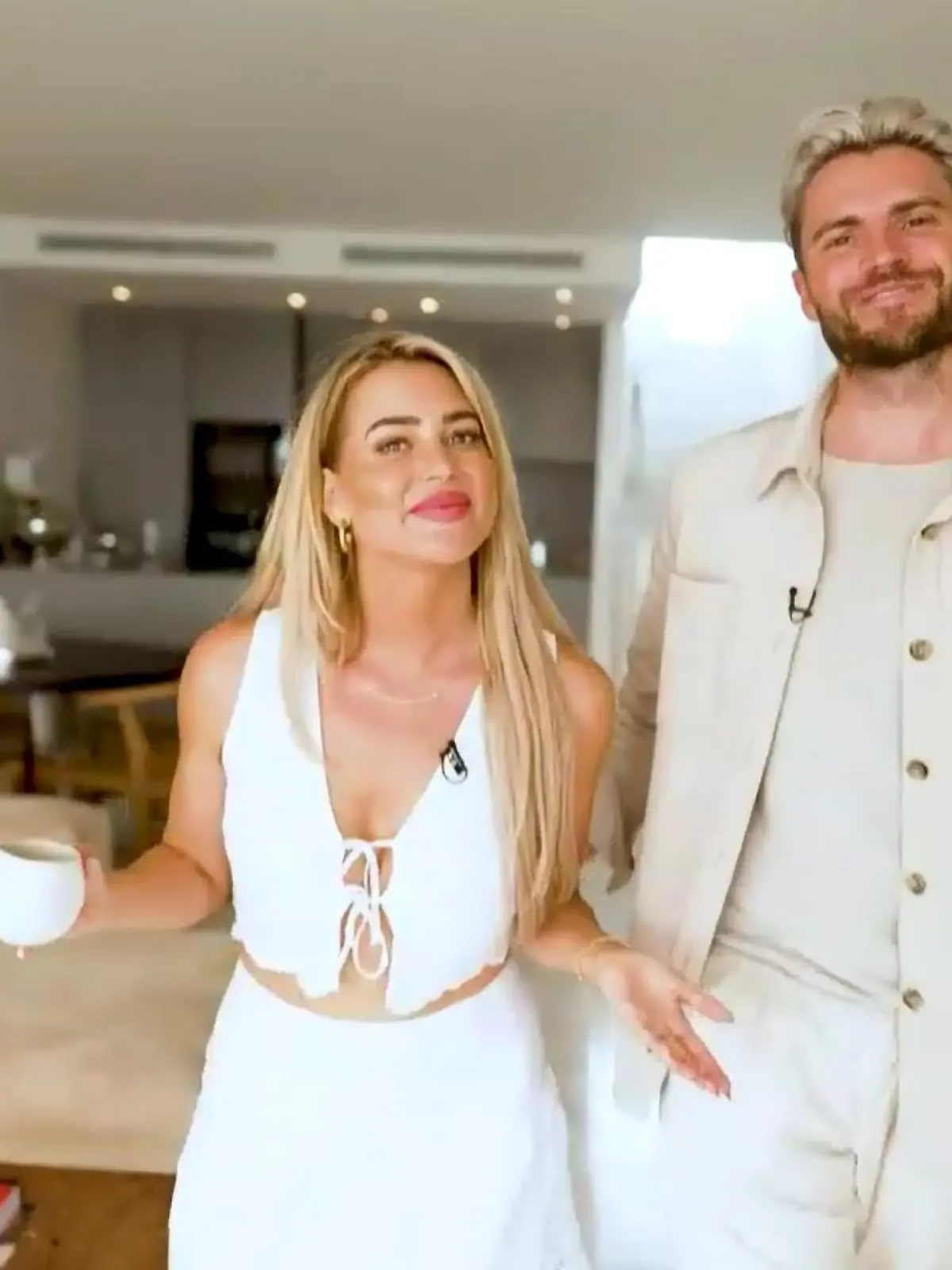 Jessica und Johannes Haller zeigen ihre neue Wohnung auf Ibiza.