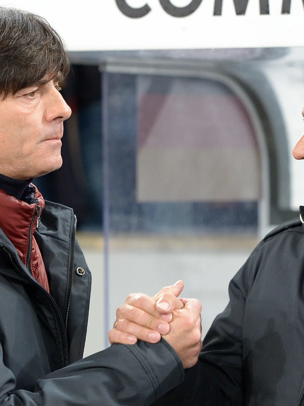 ARCHIV - 11.10.2013, Nordrhein-Westfalen, Köln: WM-Qualifikation, Europa-Gruppe C: Deutschland - Irland im RheinEnergiestadion. Bundestrainer Joachim Löw und der damalige Co-Trainer Hansi Flick geben sich die Hand. Der aktuelle Bayern-Coach Flick wird nach seinen Erfolgen mit den Münchnern als möglicher Nachfolger für den zunehmend umstrittenen Löw gehandelt. (zu dpa «Rangnick, Flick, Klopp: Wer könnte Joachim Löw ersetzen?») Foto: picture alliance / dpa +++ dpa-Bildfunk +++