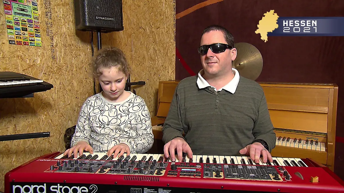 Norina und Jens gemeinsam am Klavier